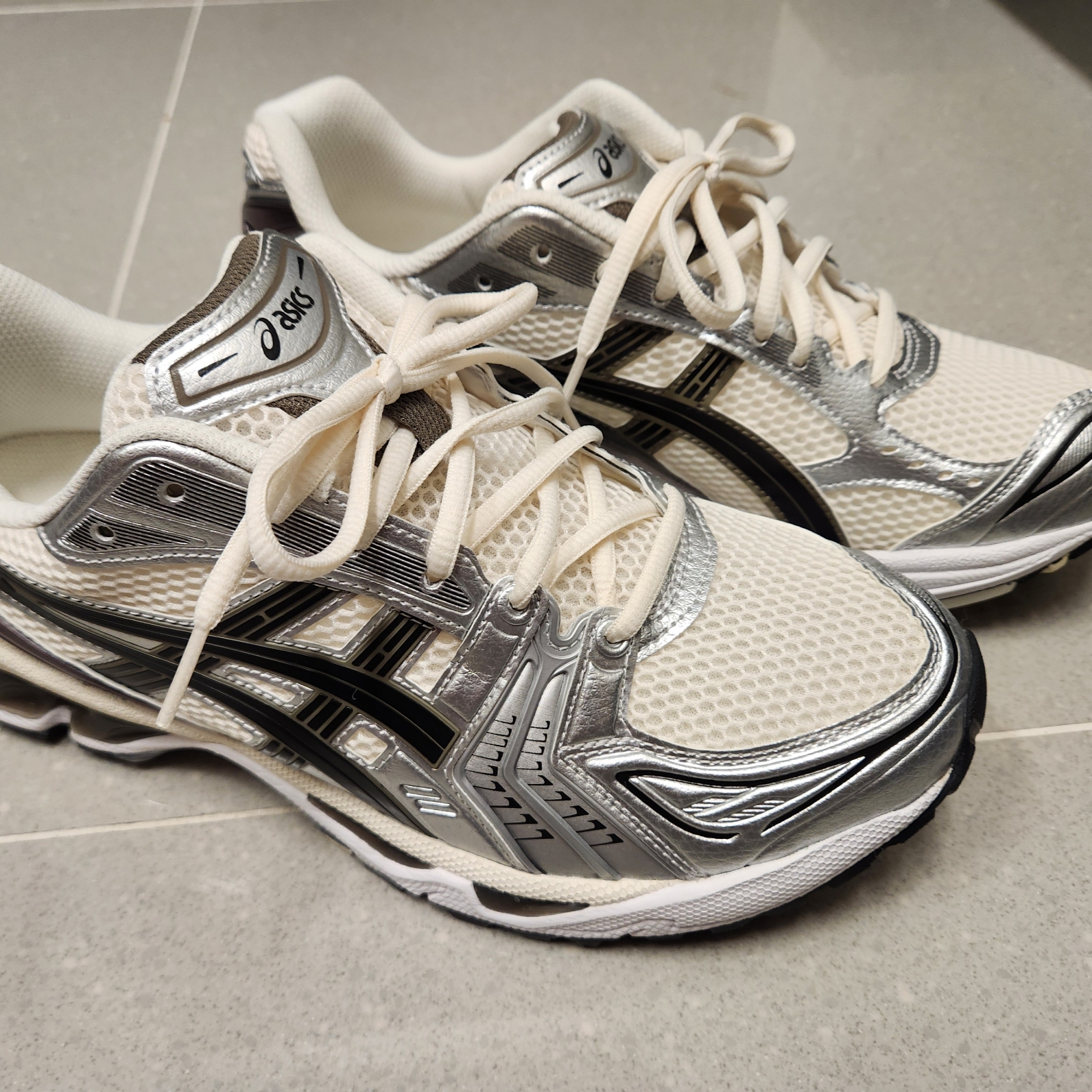 Asics Gel-Kayano 14 Cream Black 착용 스타일