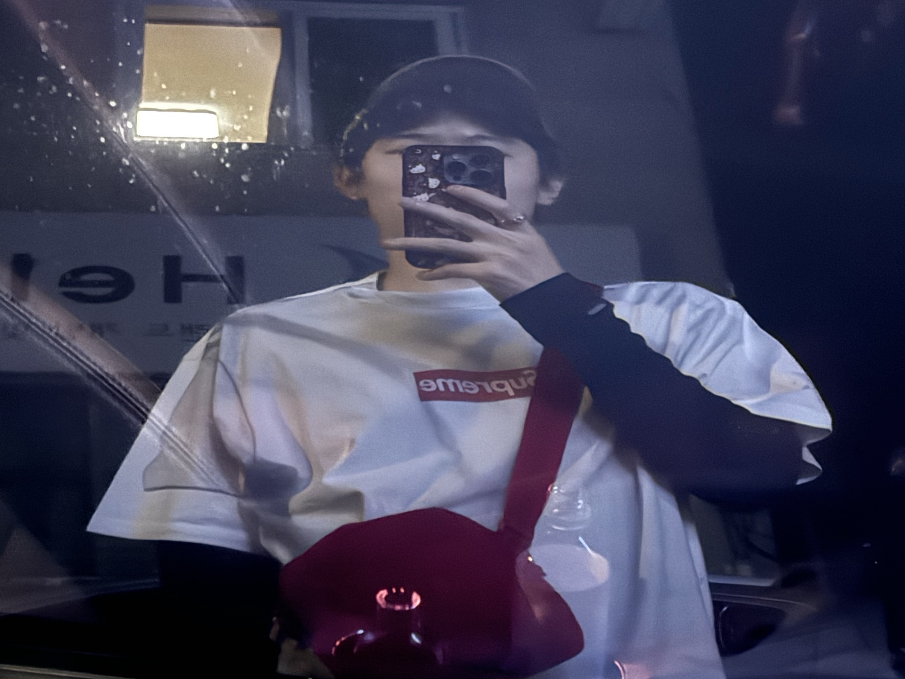Supreme x MM6 Maison Margiela Box Logo T-Shirt White - 24SS, Supreme Woven Shoulder Bag Red - 23SS 착용 스타일