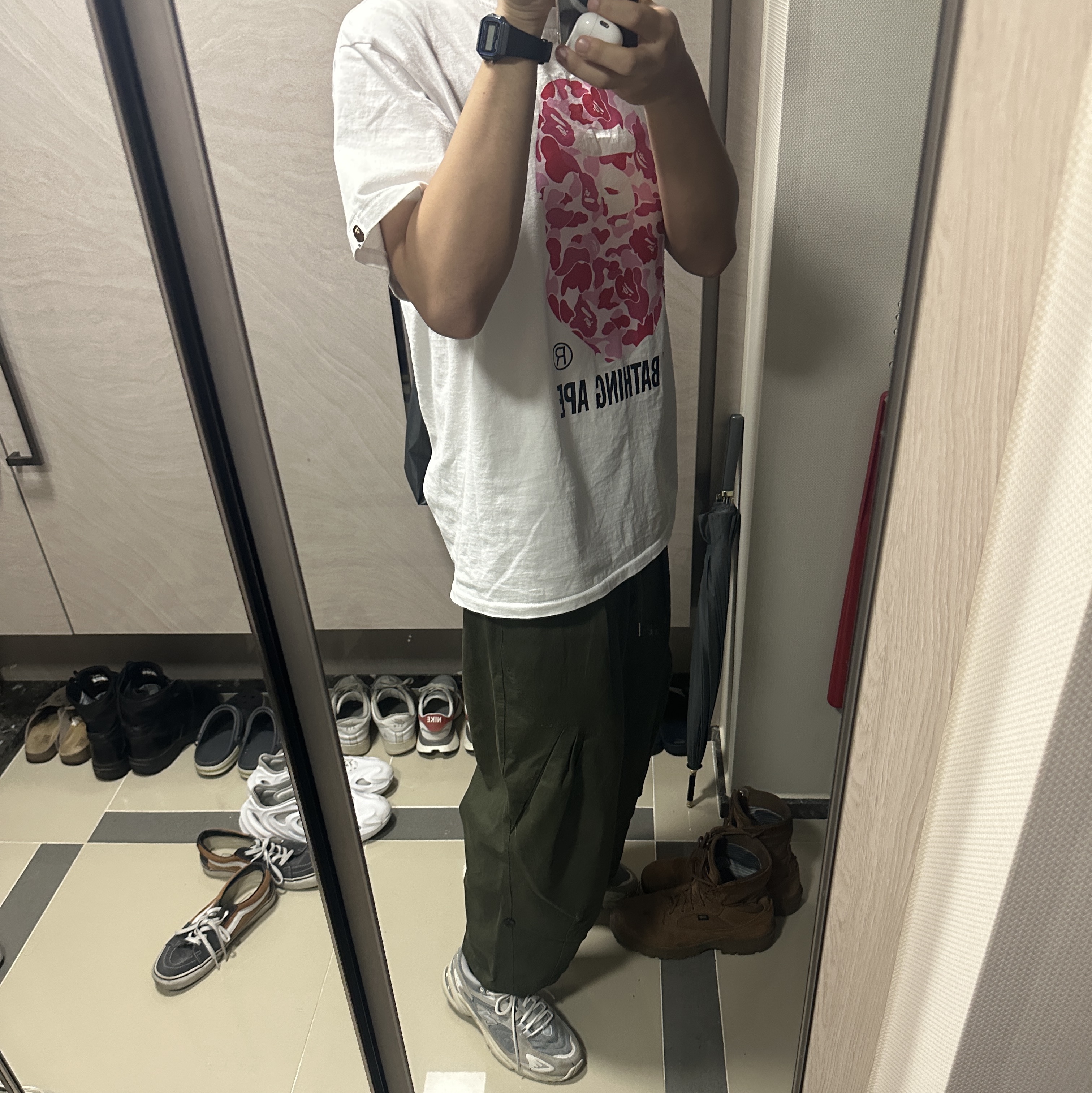 BAPE ABC Camo By Bathing Ape T-Shirt White Pink, New Balance 530 Premium Vintage Grey Matter 착용 스타일