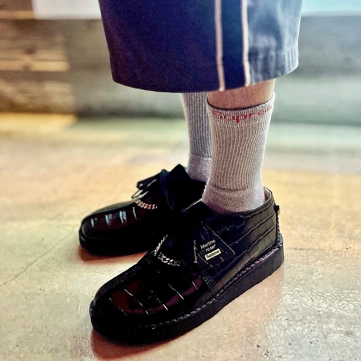 Supreme Hanes Crew Socks Heather Grey (4 Pack), Clarks x Supreme x Martine Rose Desert Trek Black - 24FW 착용 스타일