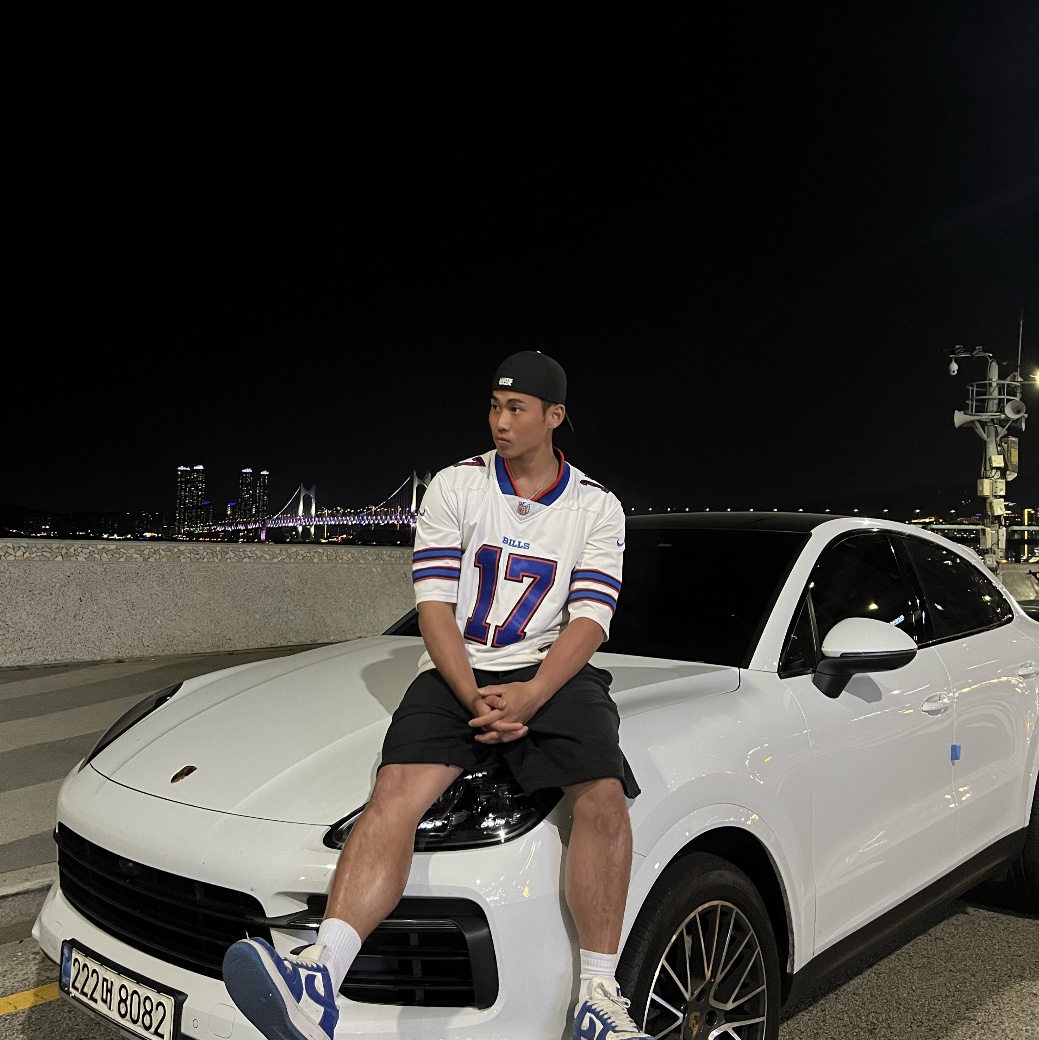 Louis Vuitton x Nike Air Force 1 Low by Virgil Abloh White Team Royal, Kith x NFL Giants Mitchell & Ness Eli Manning Jersey Sandrift 착용 스타일
