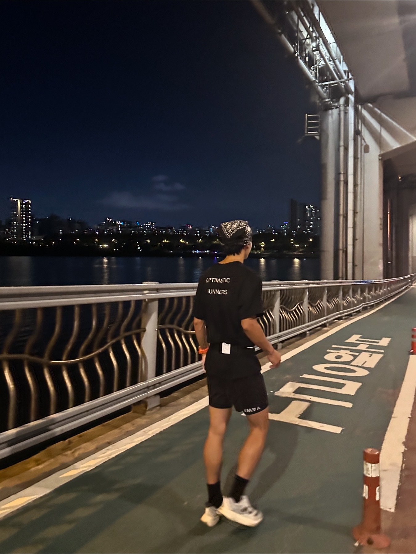 Optimistic Runners Started In Berlin T-Shirt Black, Satisfy Techsilk 8 Inch Shorts Black Silk 착용 스타일 - 2