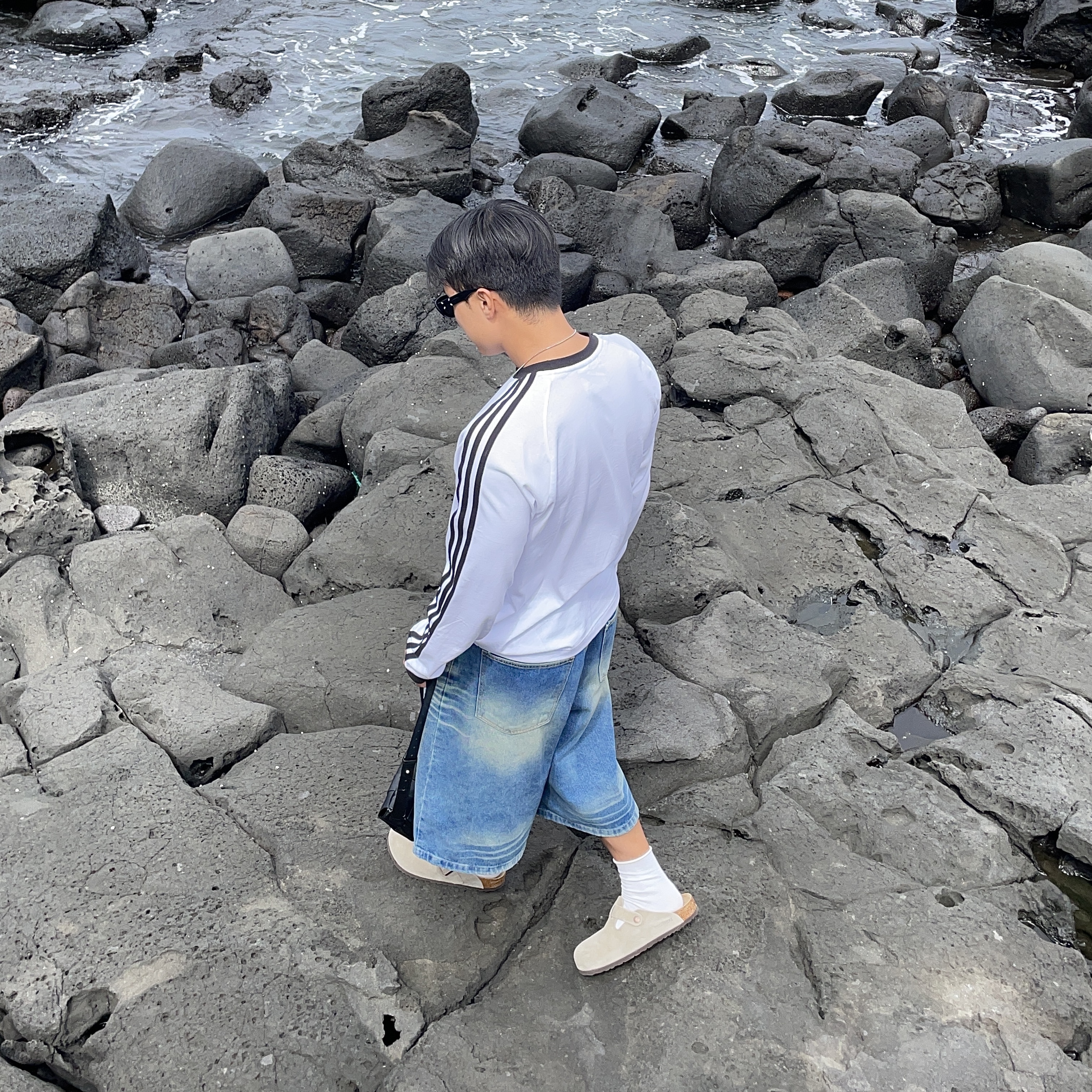 Adidas Adicolor Classics 3-Stripes Long Sleeve T-Shirt White - KR Sizing, Birkenstock Boston Soft Footbed Taupe - Regular 착용 스타일