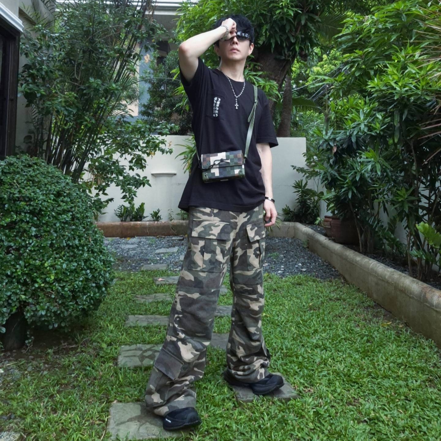Balenciaga Circuit Sneaker Black, Louis Vuitton Steamer Wearable Wallet Green 착용 스타일 - 1