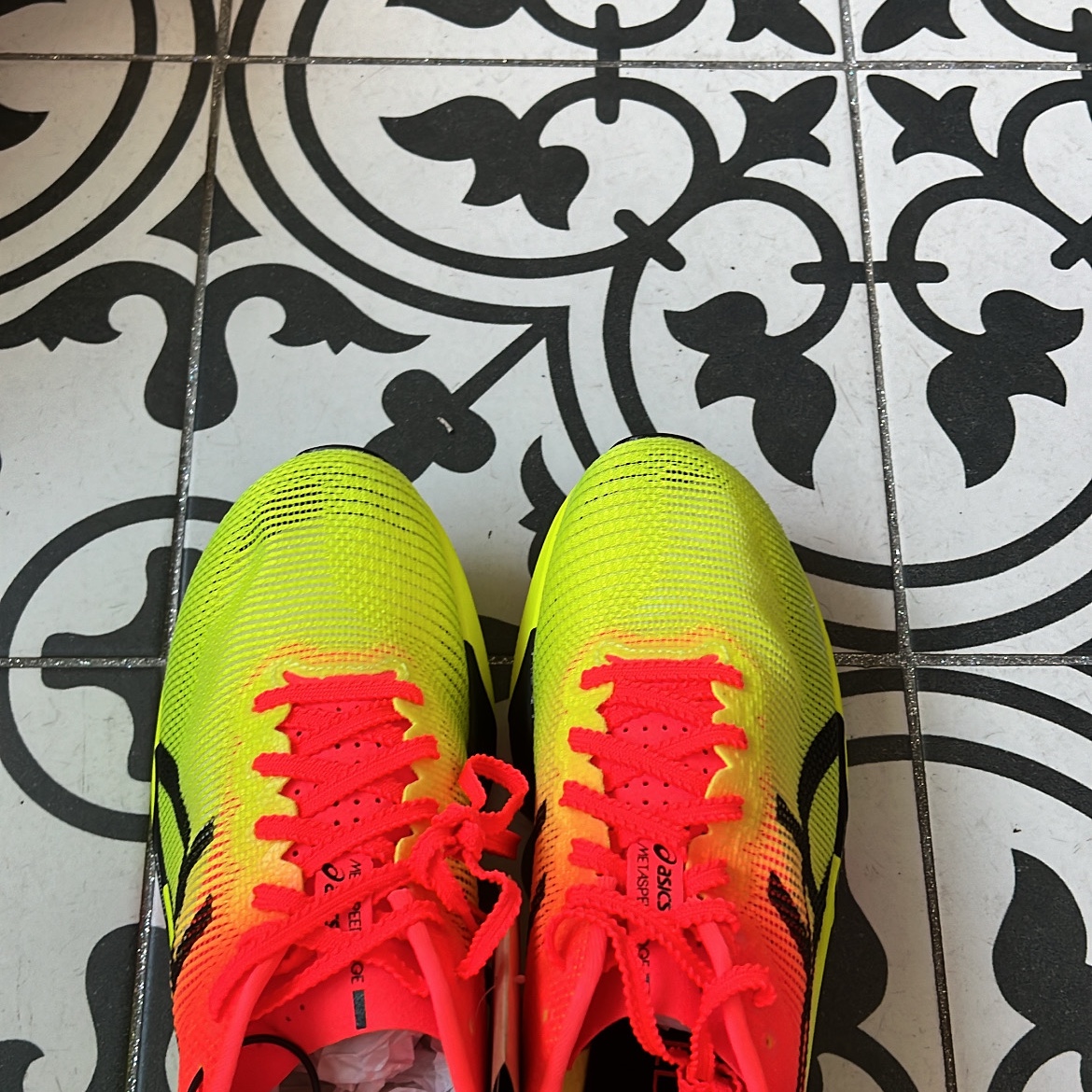 Asics Metaspeed Edge Paris Safety Yellow Black 착용 스타일