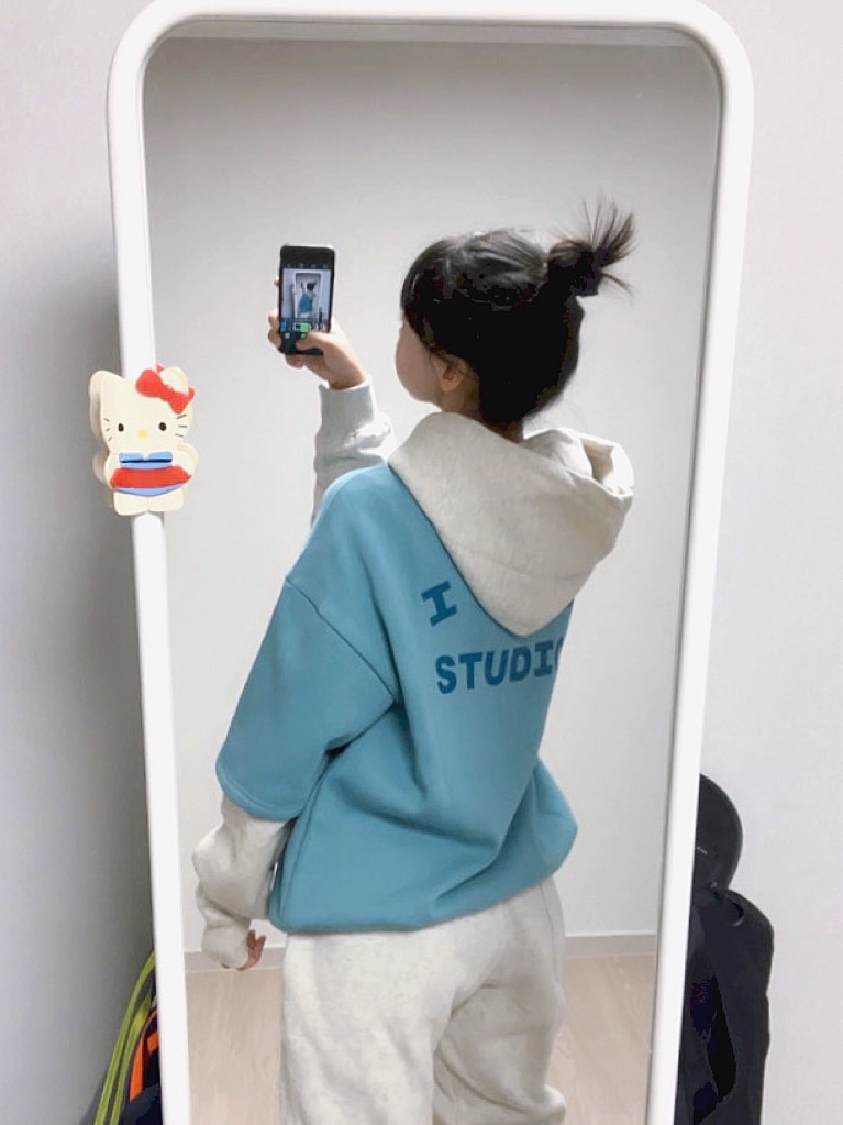 IAB Studio x Delicious in Dungeon Marcille Layerd Hoodie Blue 착용 스타일 - 2