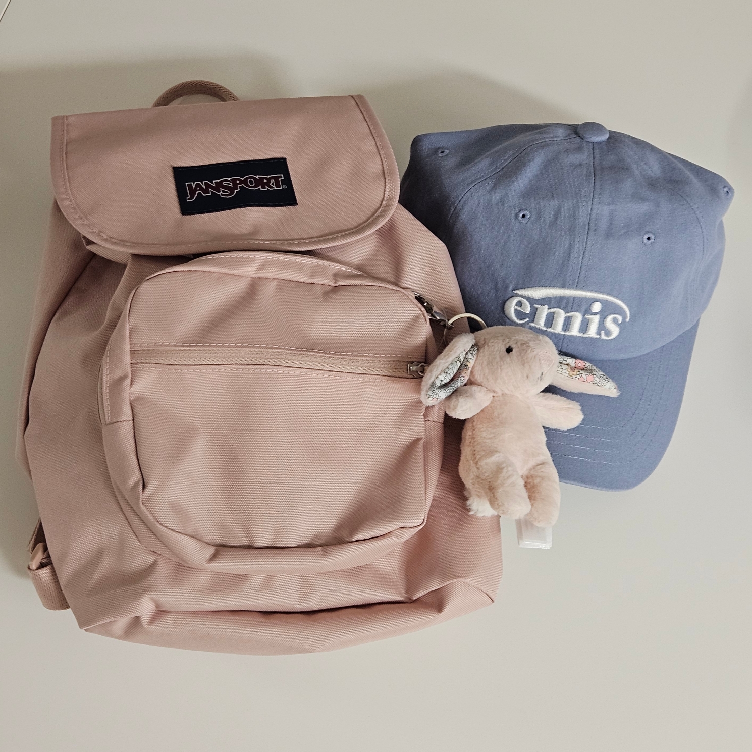 Jellycat Blossom Bunny Bag Charm Blush, Emis New Logo Ball Cap Light Blue 착용 스타일 - 1