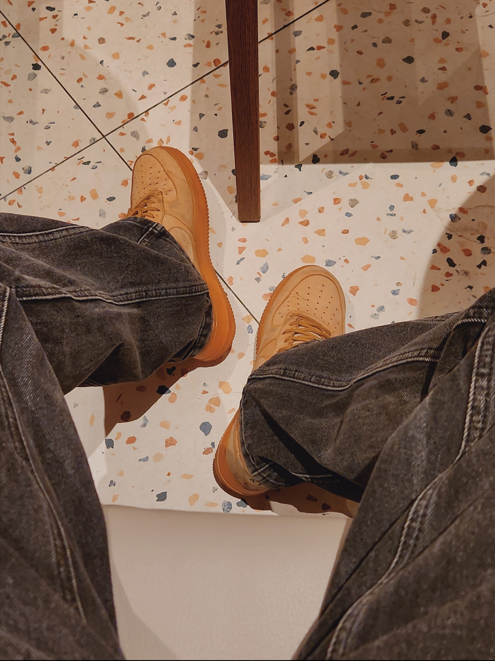Nike Air Force 1 Low Flax 착용 스타일 - 3
