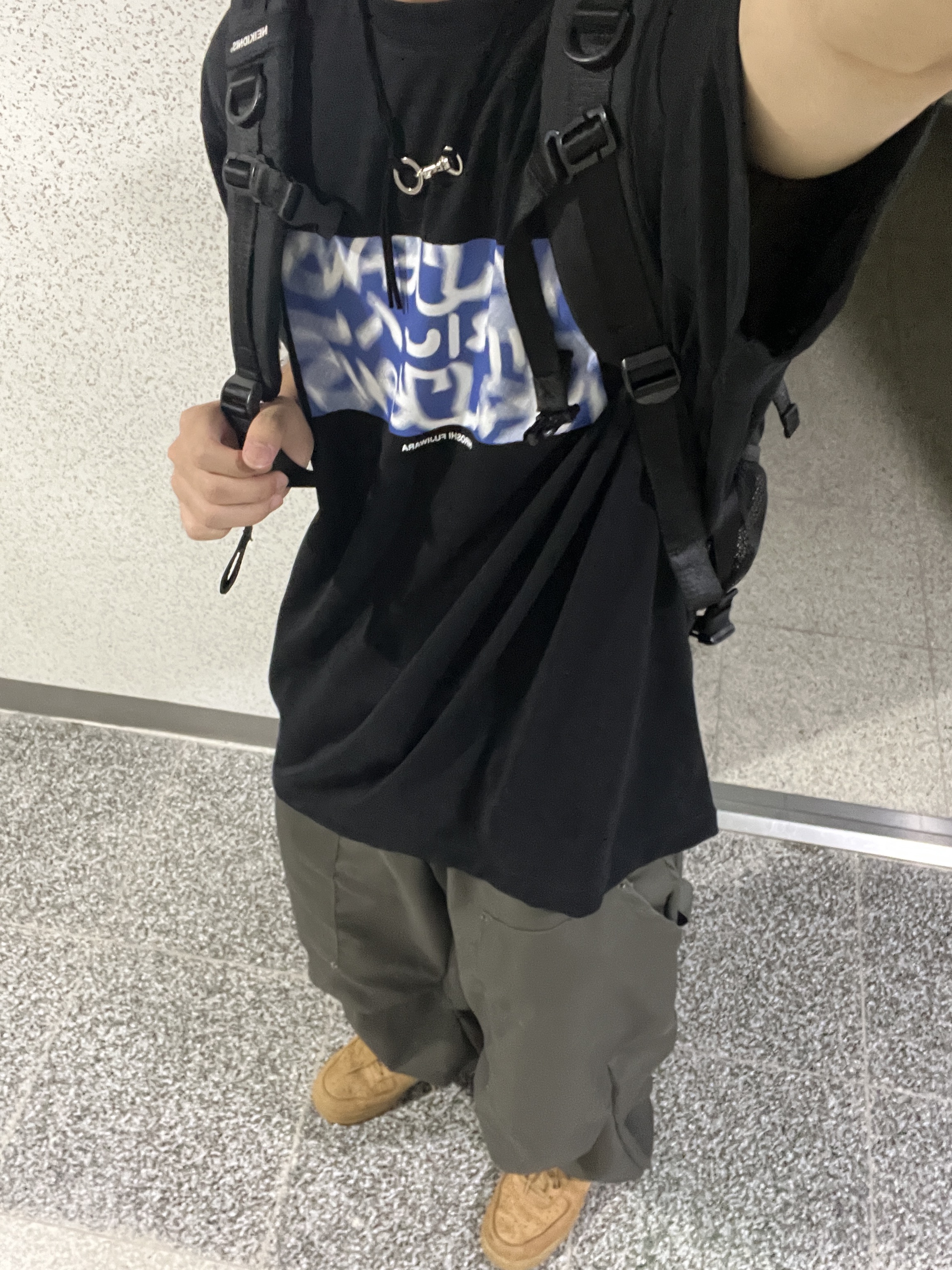 NewJeans x Hiroshi Fujiwara Coller T-Shirt Black Ver. 3 착용 스타일 - 1
