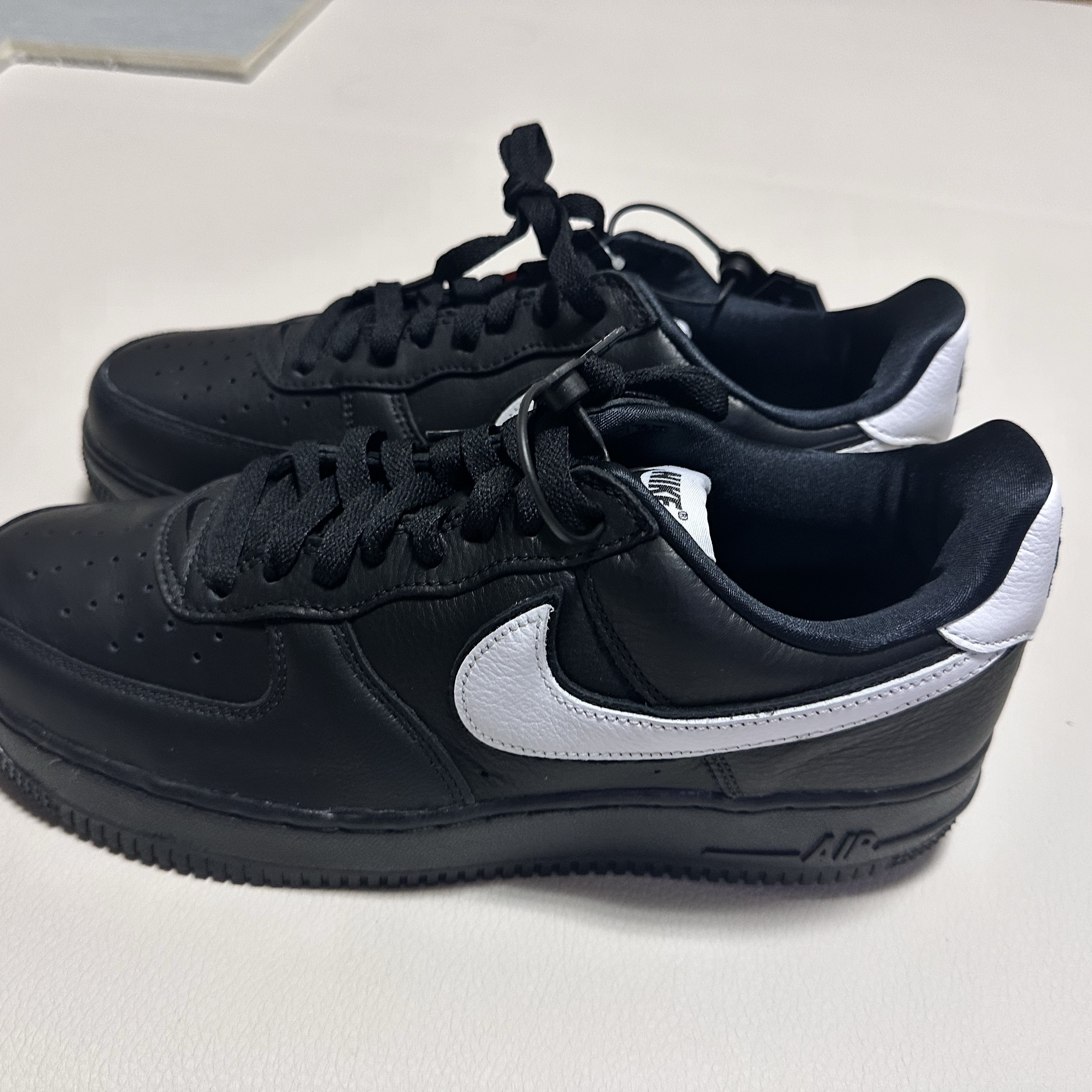 Nike Air Force 1 Low QS Black White 착용 스타일 - 1