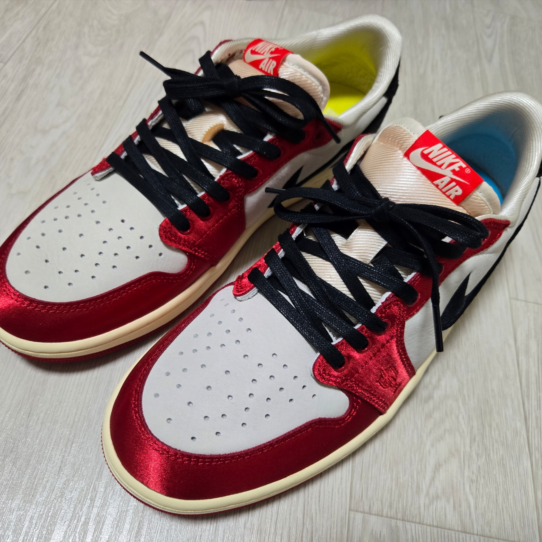 Jordan 1 x Trophy Room Retro Low OG SP Sail Varsity Red, Vans x BAPE Old Skool TB LX Black 착용 스타일 - 1