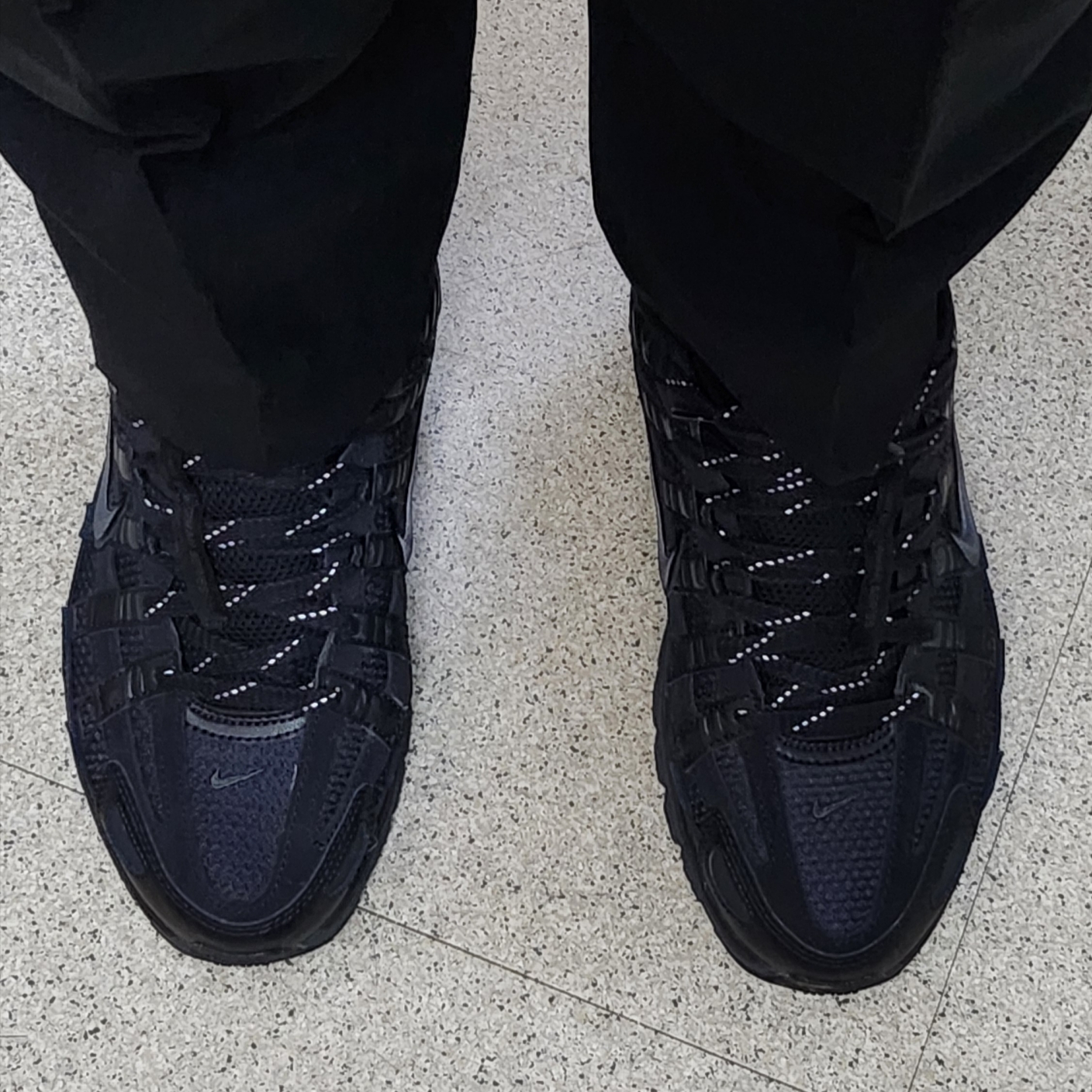 Nike P-6000 PRM Triple Black 착용 스타일