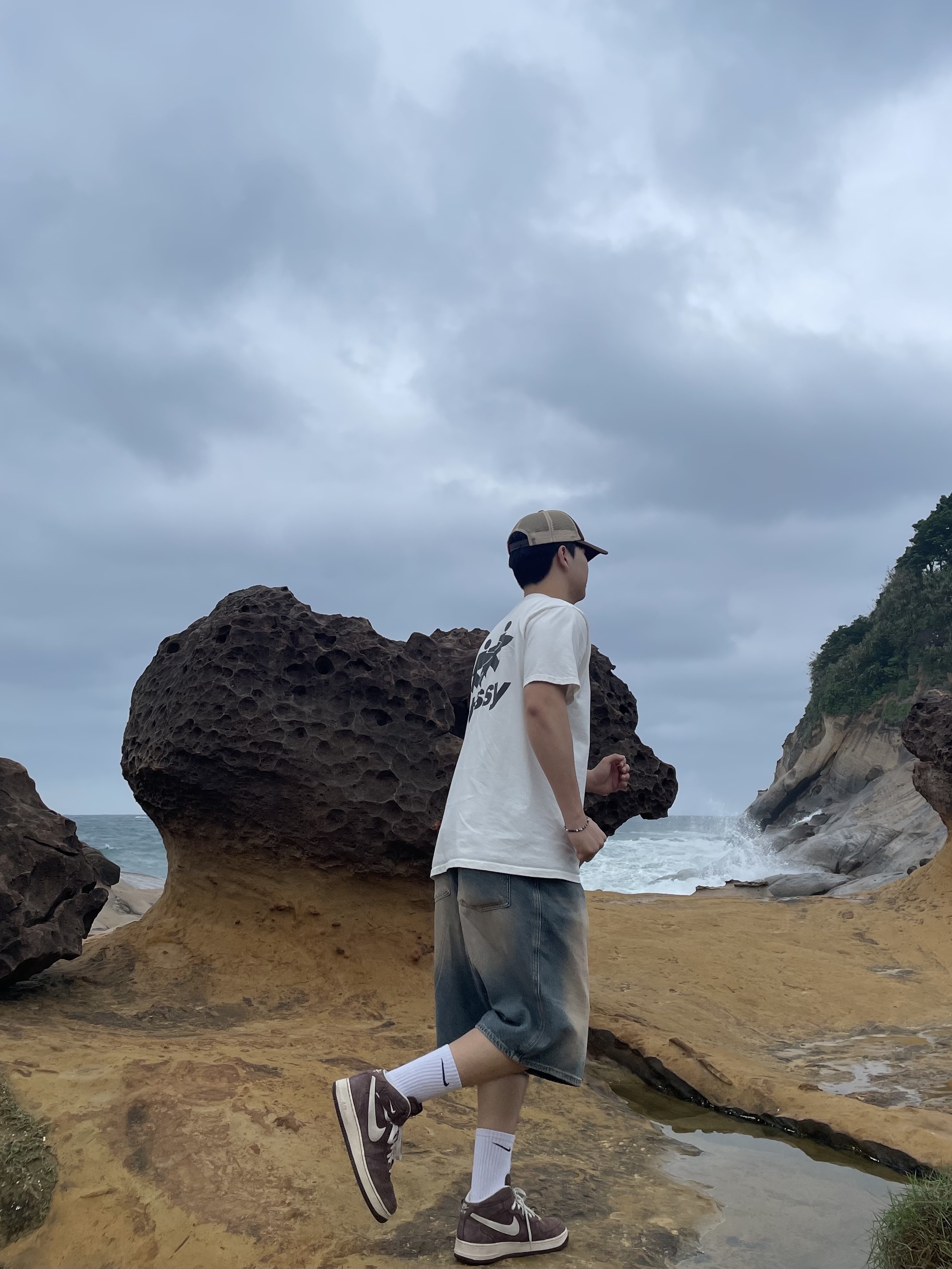 Stussy Surfwalk Pigment Dyed T-Shirt Natural, Nike Air Force 1 Mid '07 QS Chocolate 착용 스타일 - 2