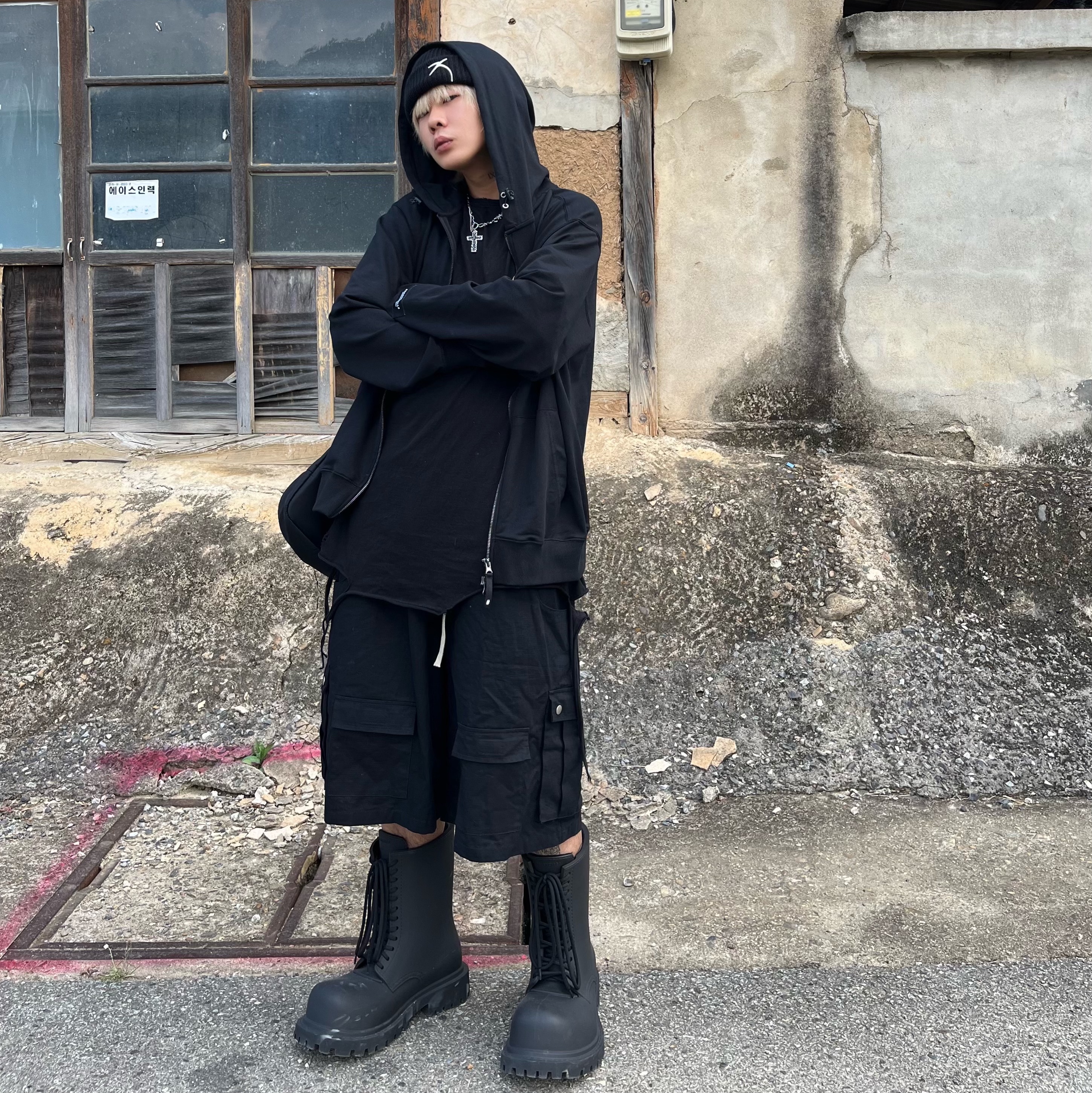 Balenciaga XL Army Boots Full Eva Black, Jellycat Bashful Bunny Bag Charm Ink 착용 스타일 - 2