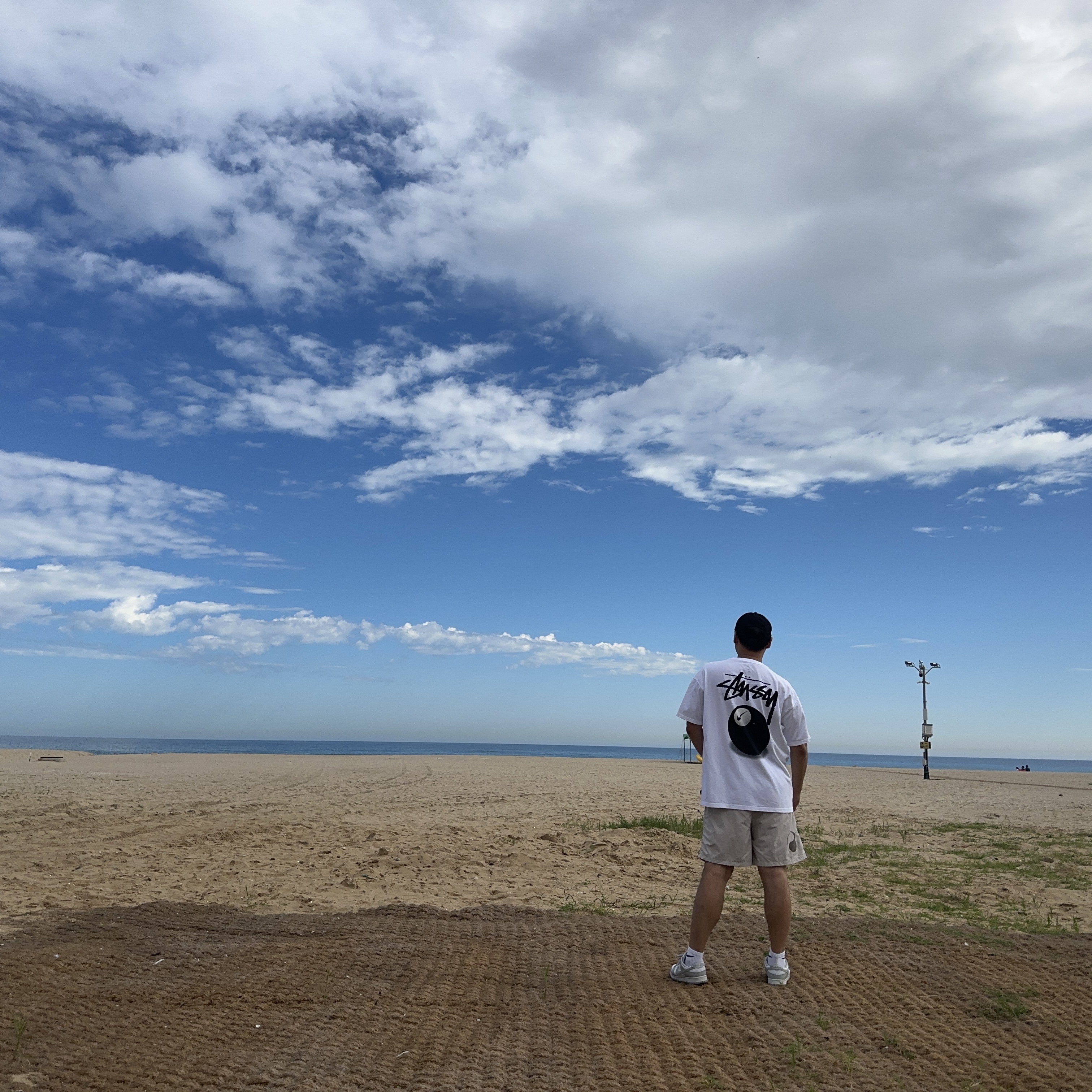 Nike x Stussy NRG FL SS 8 Ball T-Shirt White (DO9323-100), Stussy x Our Legacy Work Shop Water Shorts Taupe 착용 스타일 - 2