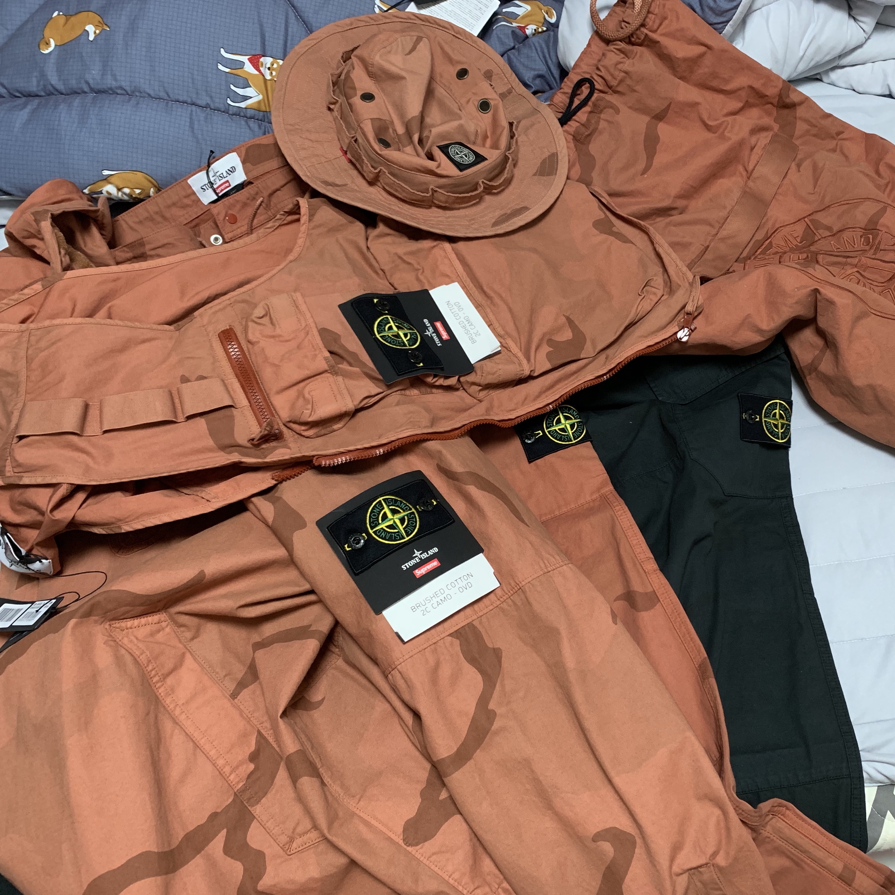 Supreme x Stone Island Camo Cargo Vest Coral Camo - 19SS, Supreme x Stone Island Riot Mask Camo Jacket Coral - 19SS 착용 스타일
