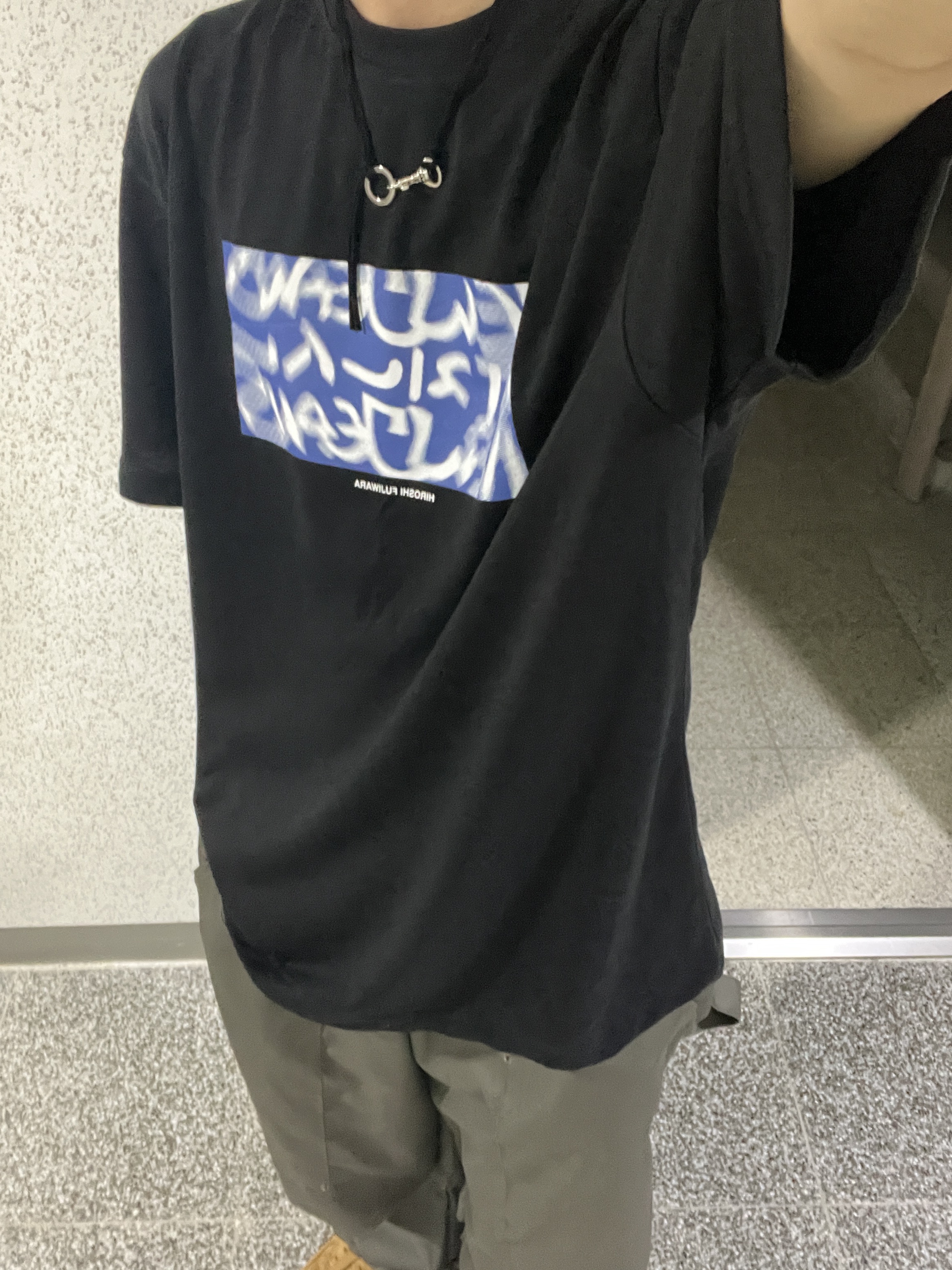 NewJeans x Hiroshi Fujiwara Coller T-Shirt Black Ver. 3 착용 스타일 - 2