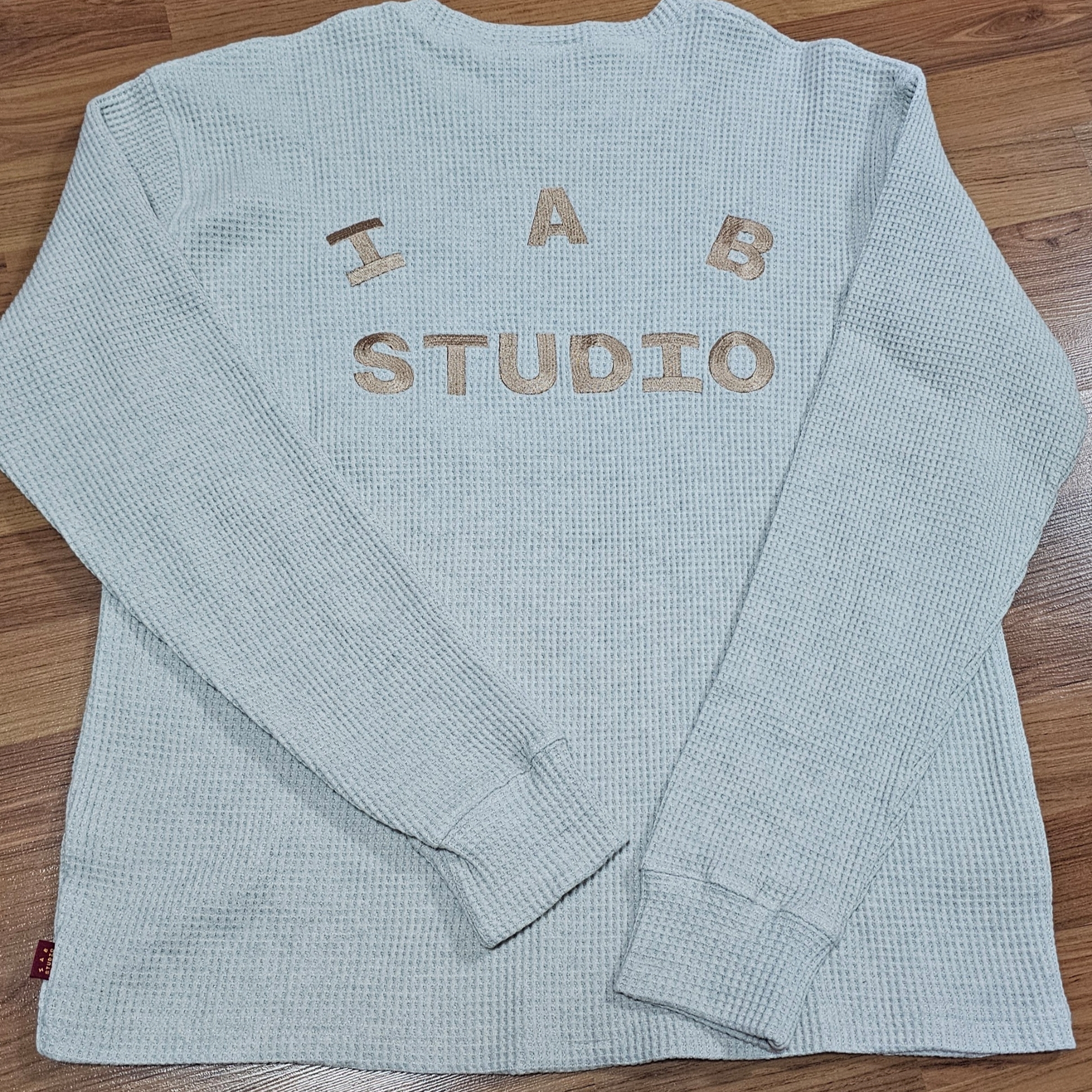 IAB Studio x Delicious in Dungeon Waffle Long Sleeve Oatmeal 착용 스타일 - 2