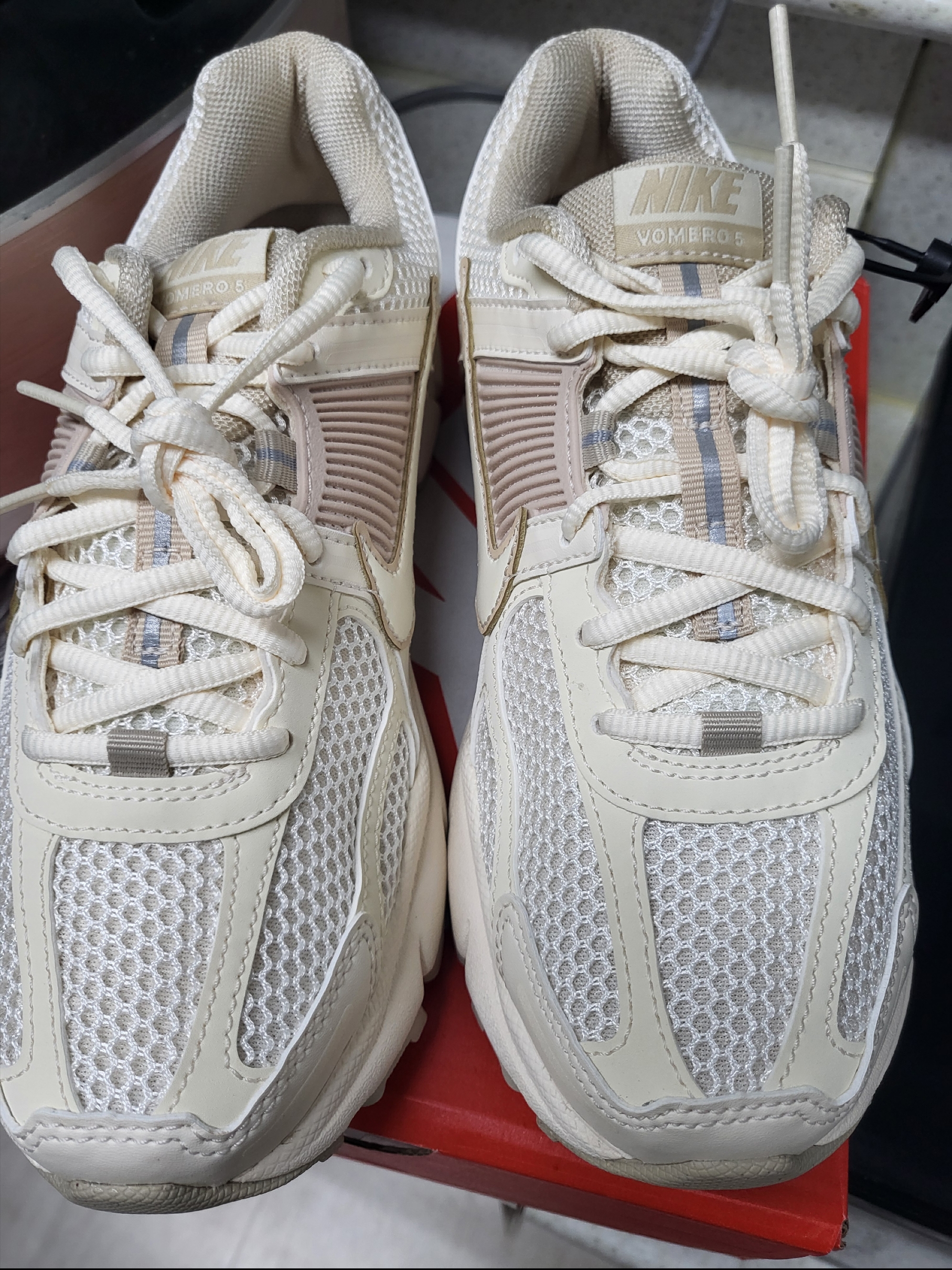 (W) Nike Zoom Vomero 5 Pale Ivory Sanddrift 착용 스타일