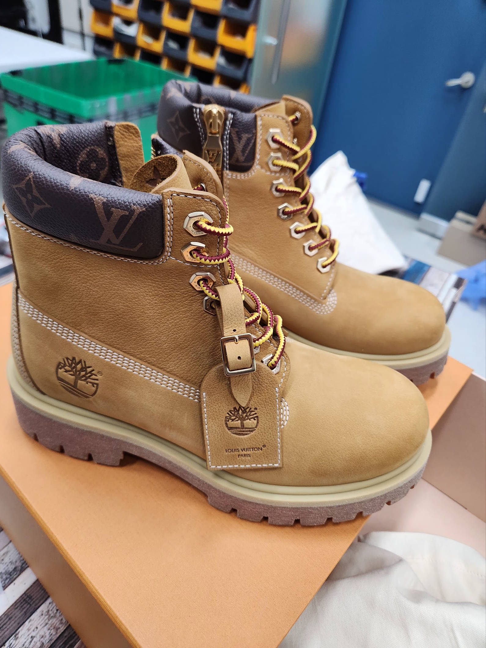 Louis Vuitton x Timberland Ankle Boot Beige 착용 스타일