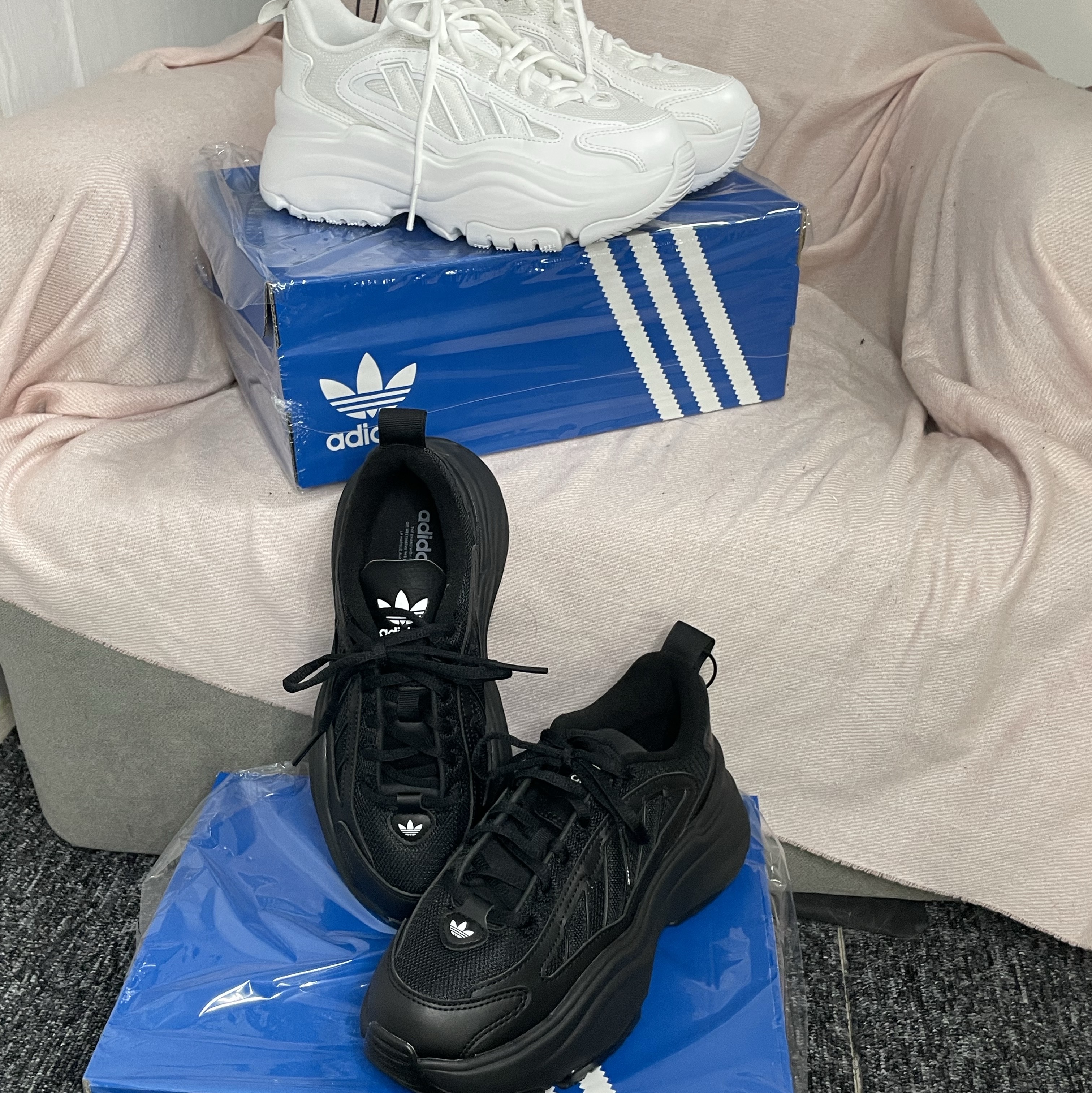 (W) Adidas Ozgaia Core Black 착용 스타일 - 4