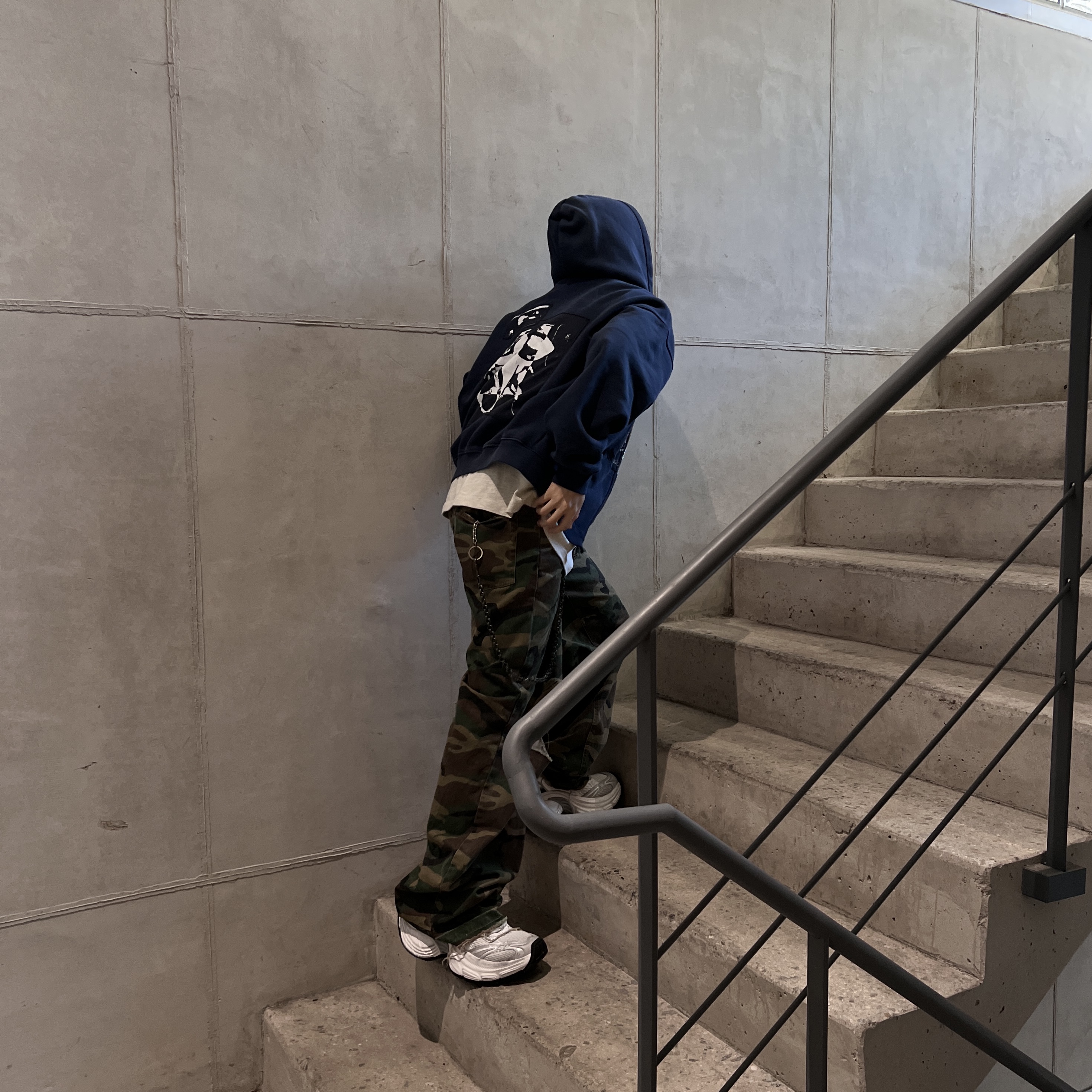 Balenciaga 10XL Sneakers White Grey Silver Black 착용 스타일 - 3