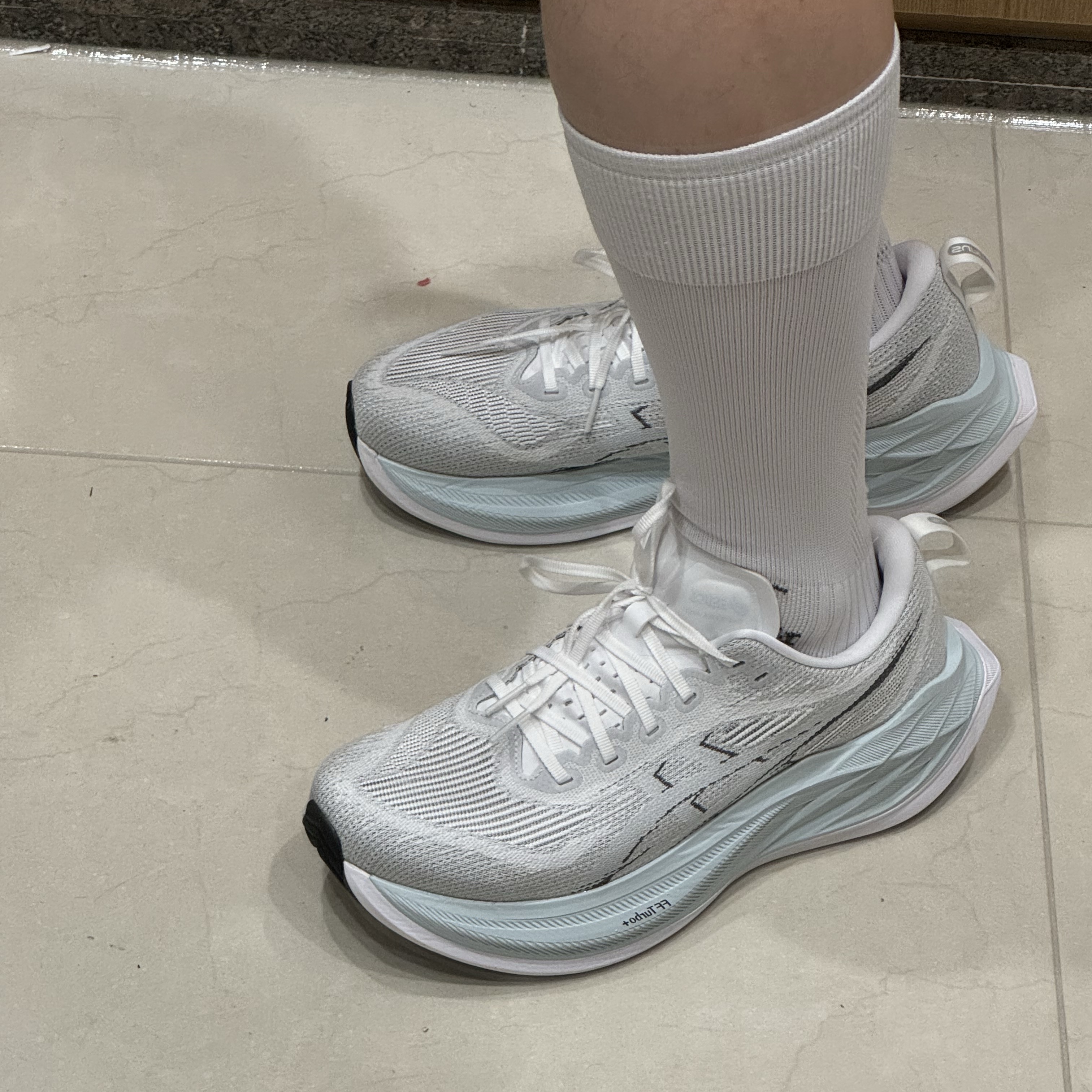 Asics Superblast 2 White Cool Grey 착용 스타일