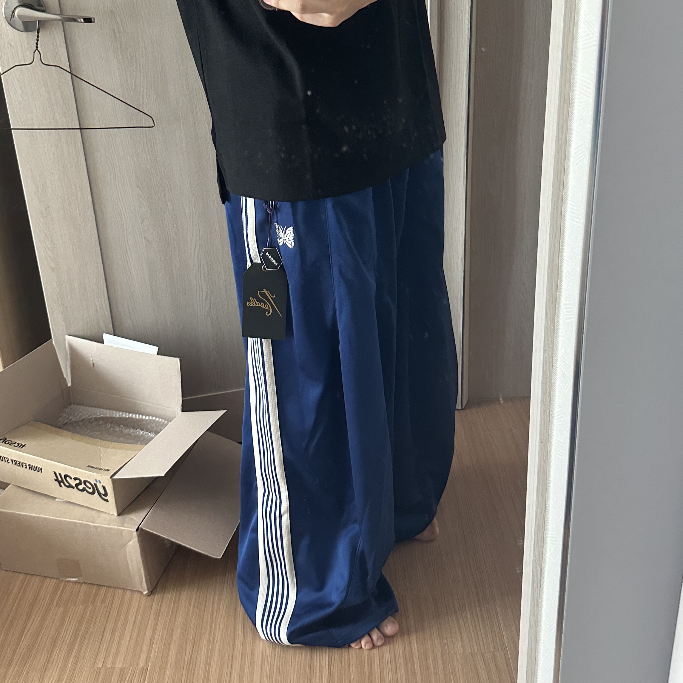Needles H.D. Track Pants Poly Smooth Royal 착용 스타일