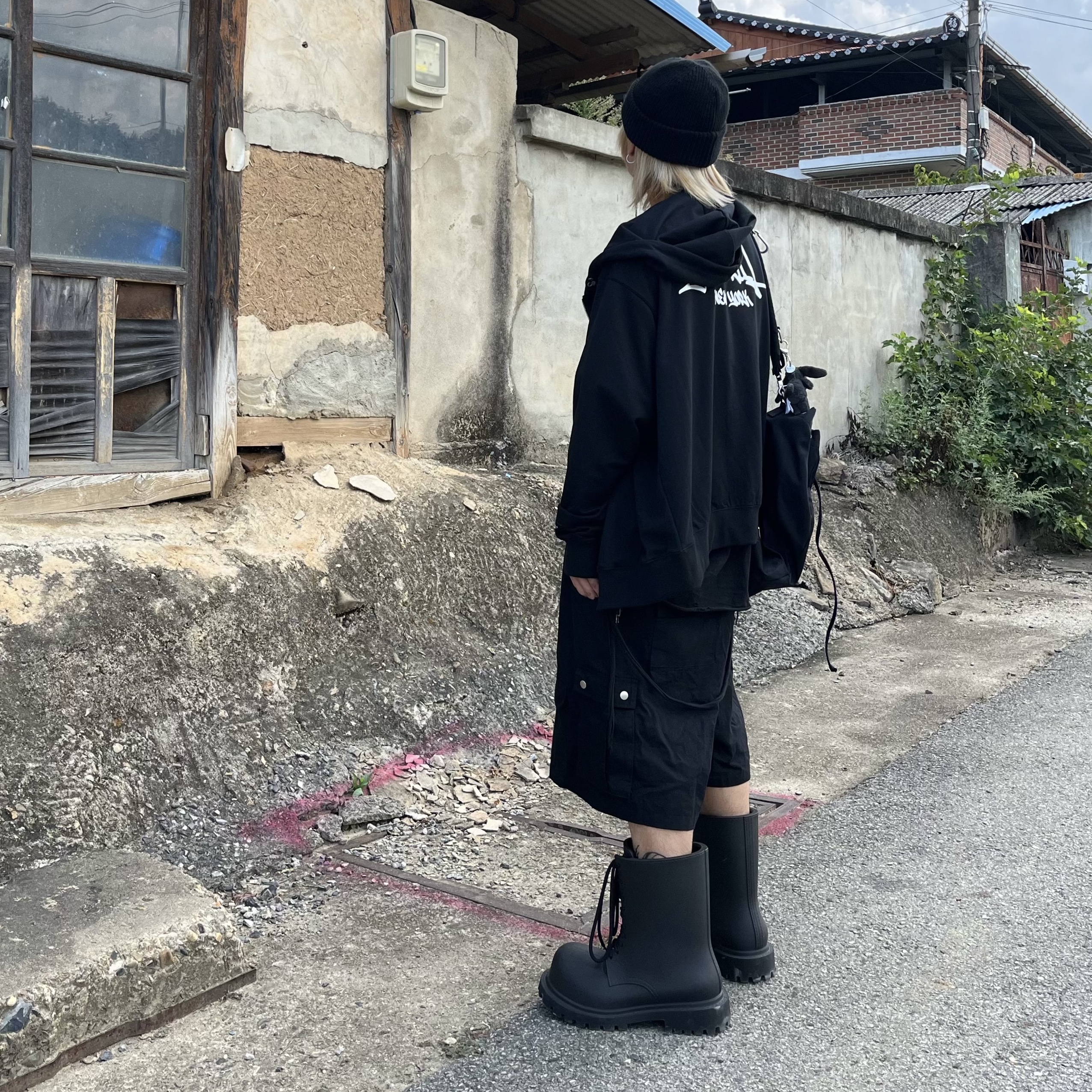 Balenciaga XL Army Boots Full Eva Black, Jellycat Bashful Bunny Bag Charm Ink 착용 스타일 - 6