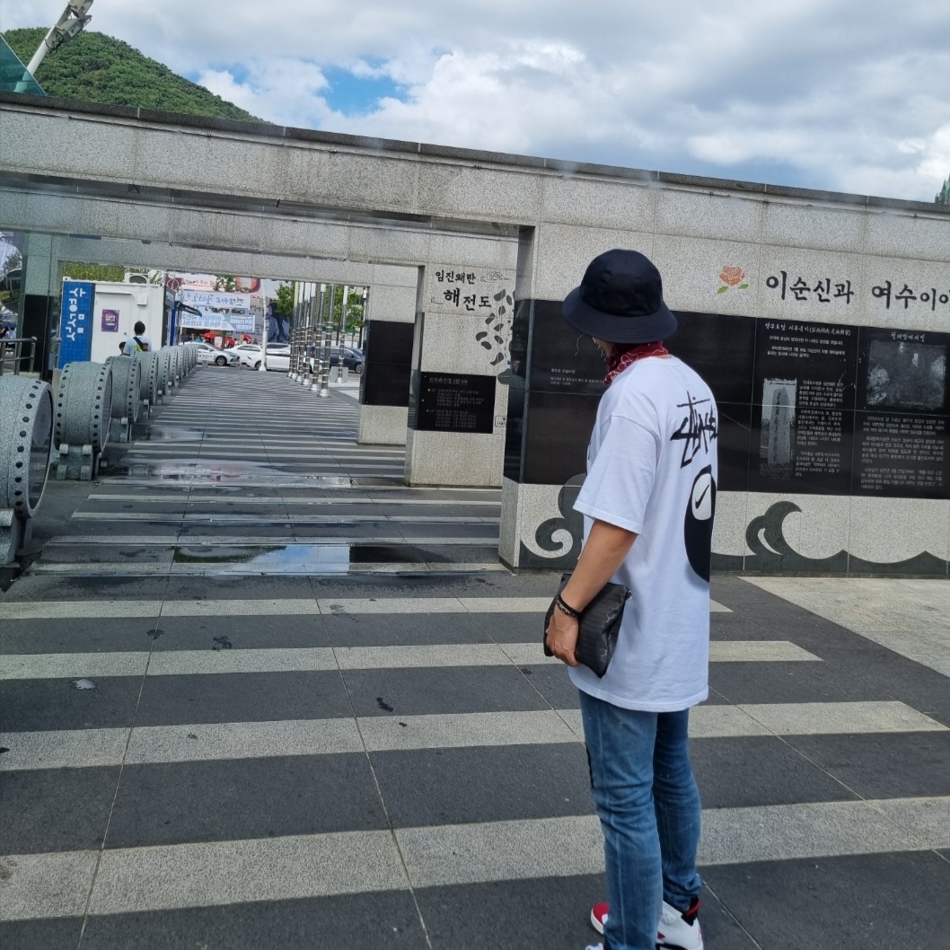 Nike x Stussy NRG FL SS 8 Ball T-Shirt White (DO9322-100), Jordan 6 Retro Carmine 2014 착용 스타일 - 2