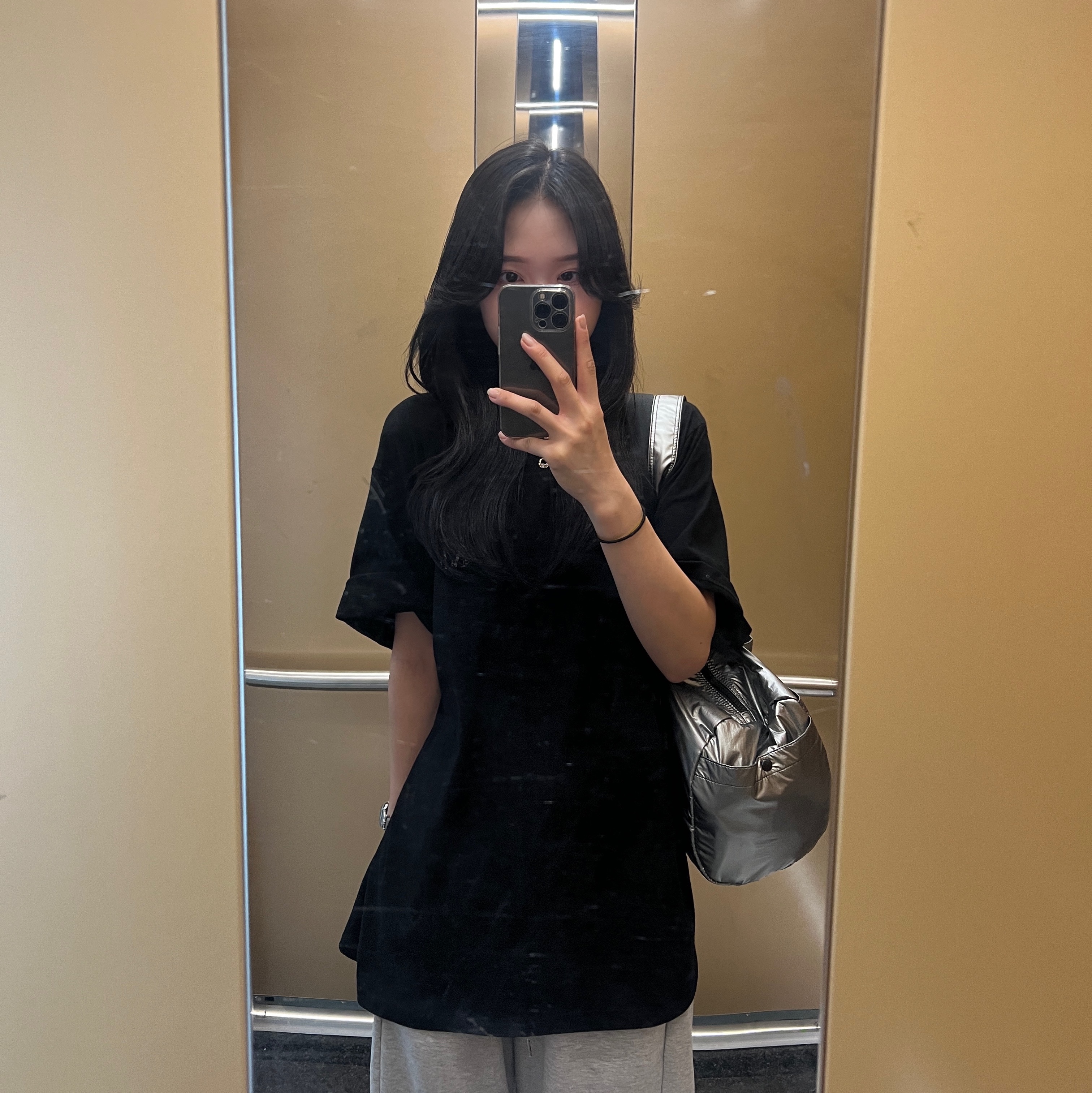 Matin Kim Glossy Logo Sporty Duffel Bag Silver 착용 스타일 - 1