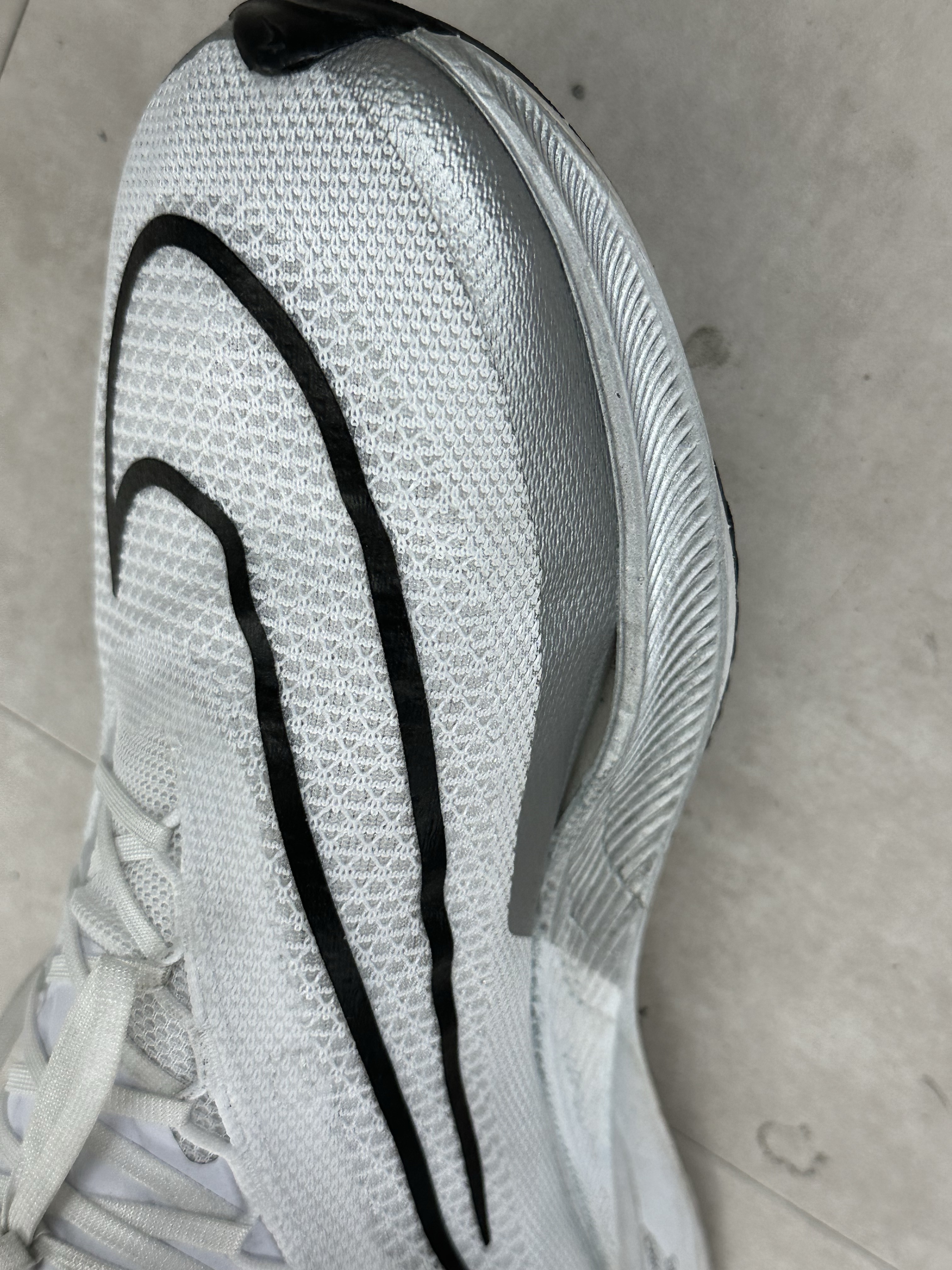 Nike ZoomX Streakfly White Metallic Silver 착용 스타일 - 3
