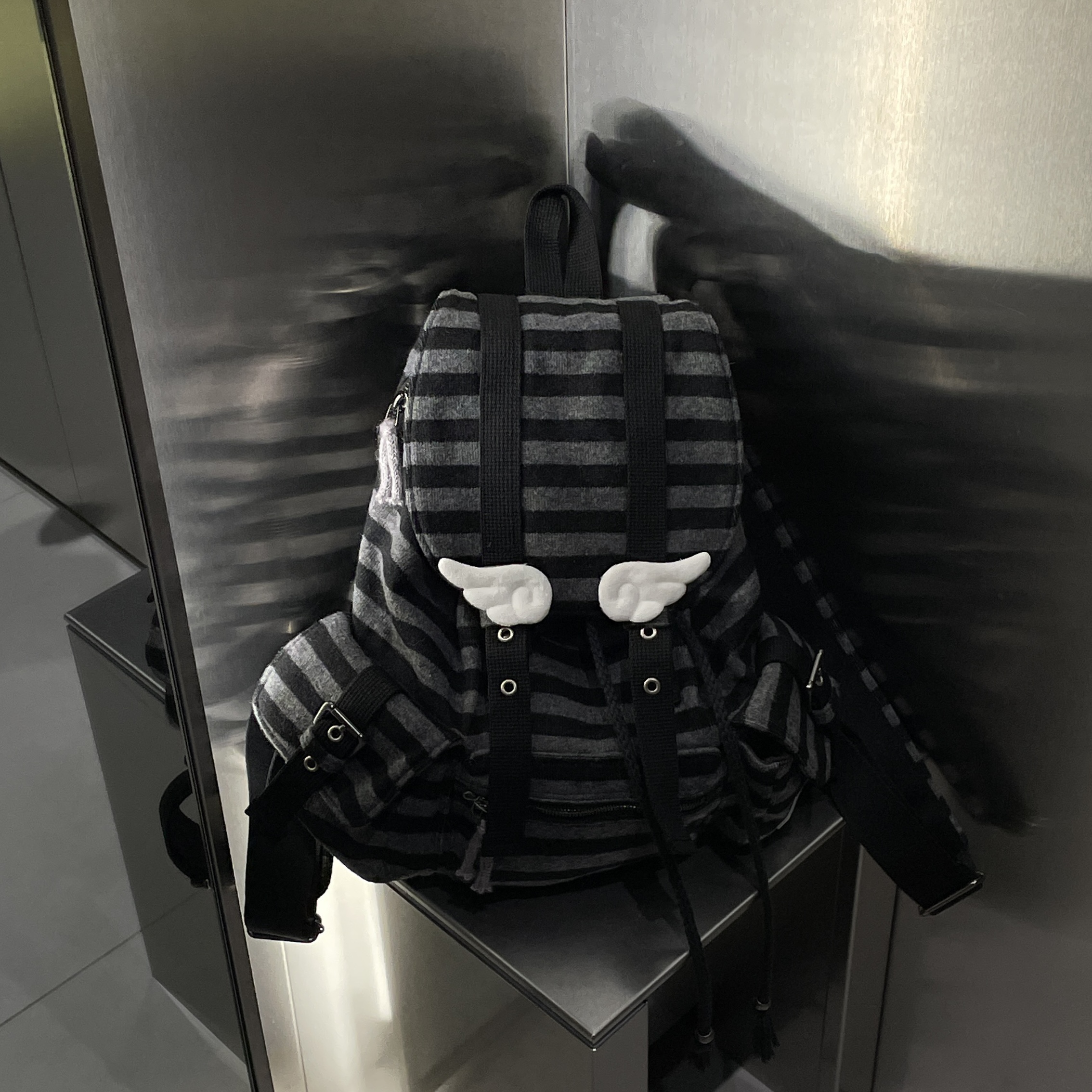 Pahisum Wool Stripe Backpack Black 착용 스타일