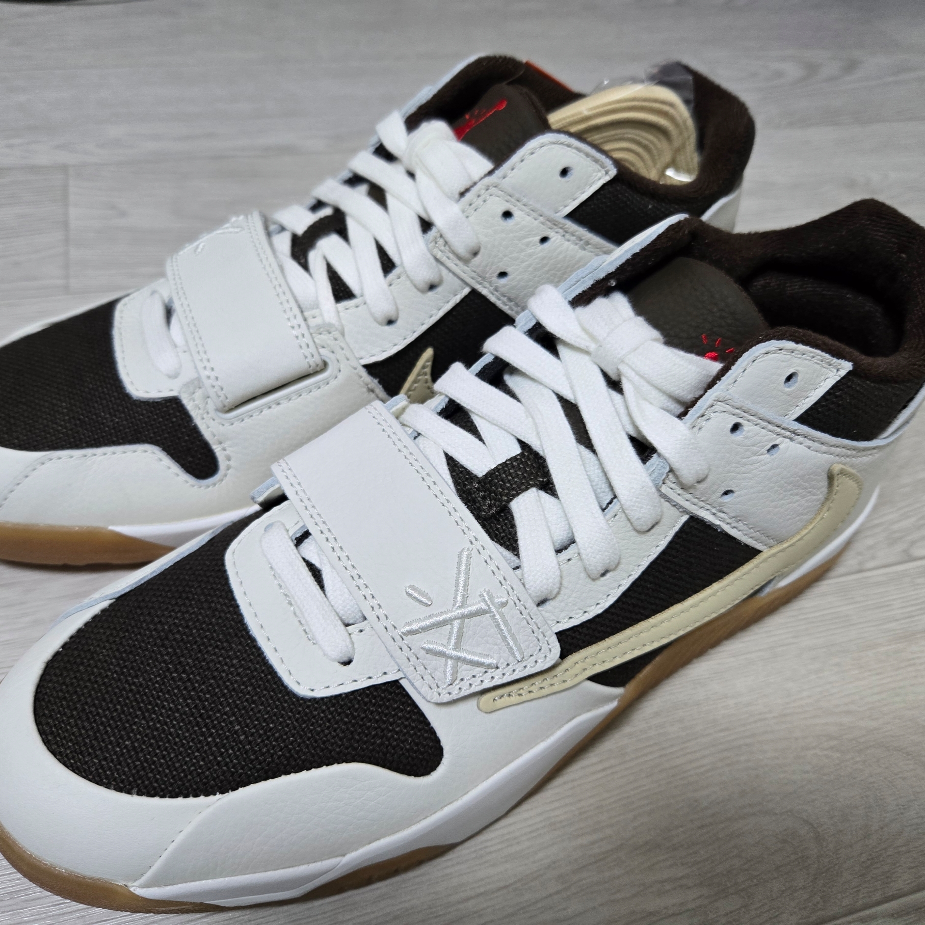 Jordan 1 x Trophy Room Retro Low OG SP Sail Varsity Red, Vans x BAPE Old Skool TB LX Black 착용 스타일 - 3