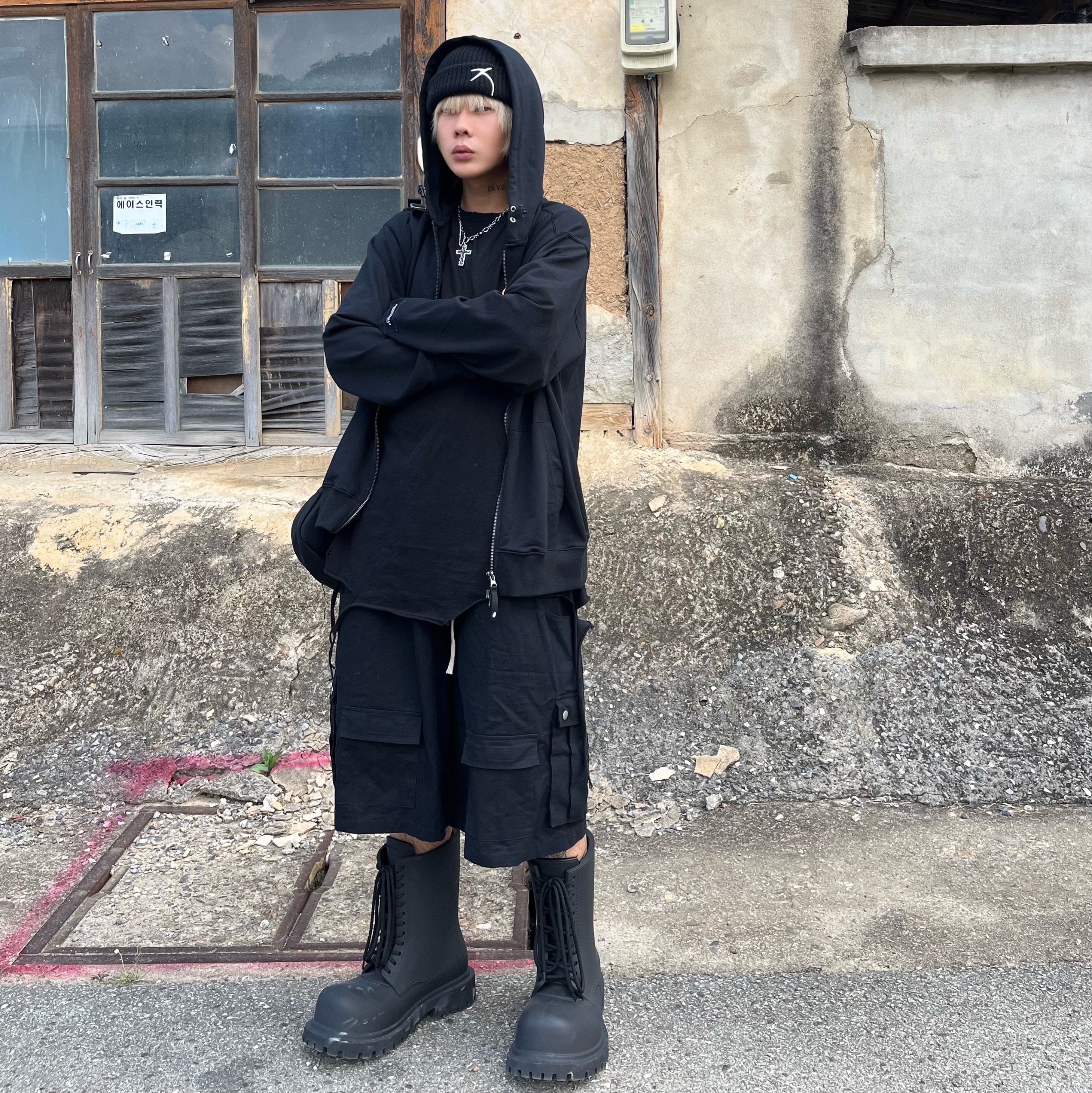Balenciaga XL Army Boots Full Eva Black, Jellycat Bashful Bunny Bag Charm Ink 착용 스타일 - 1