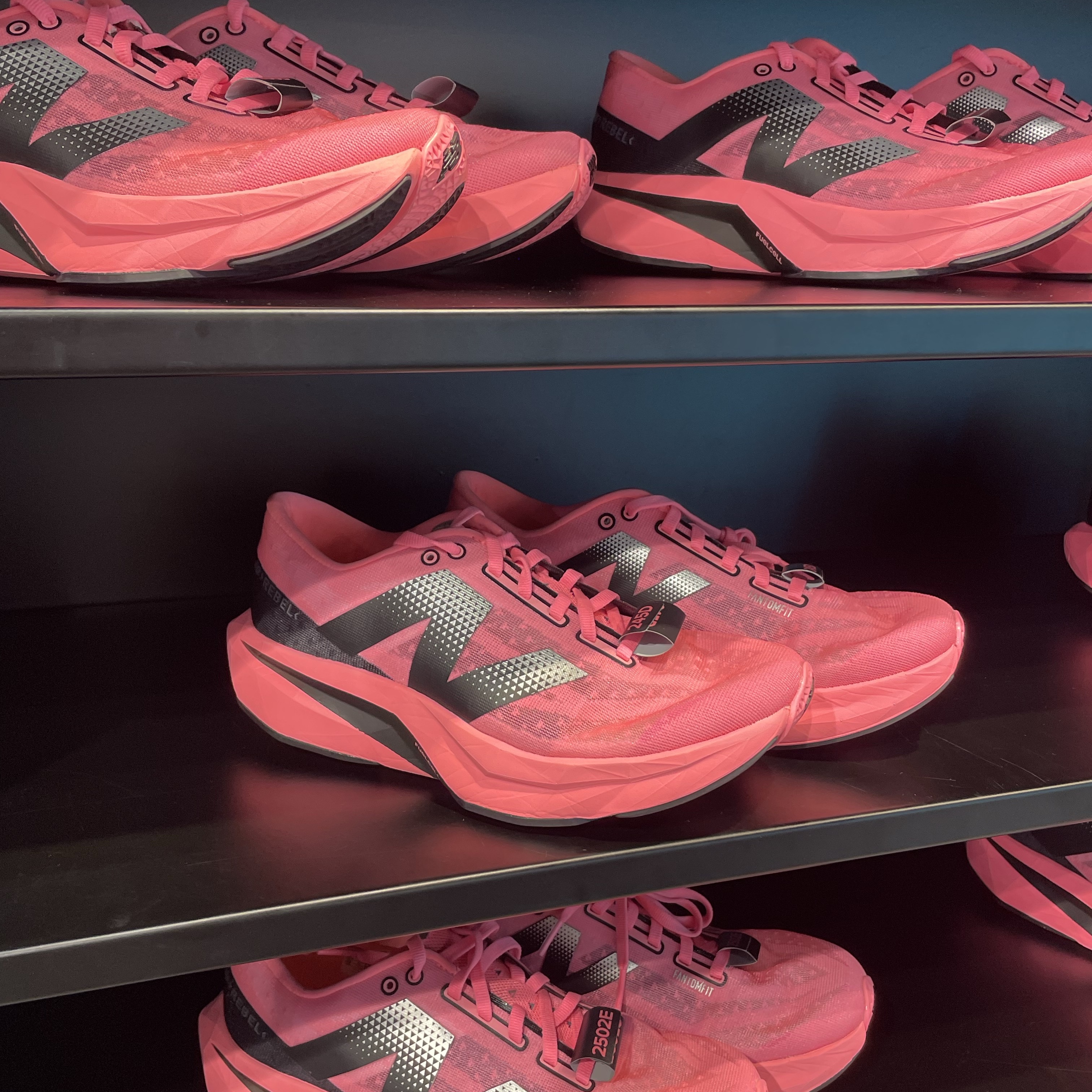 New Balance Fuelcell Rebel v4 Ultra Pink Black - D Standard, New Balance Fuelcell Rebel v4 Ultra Pink Black - 2E Wide 착용 스타일