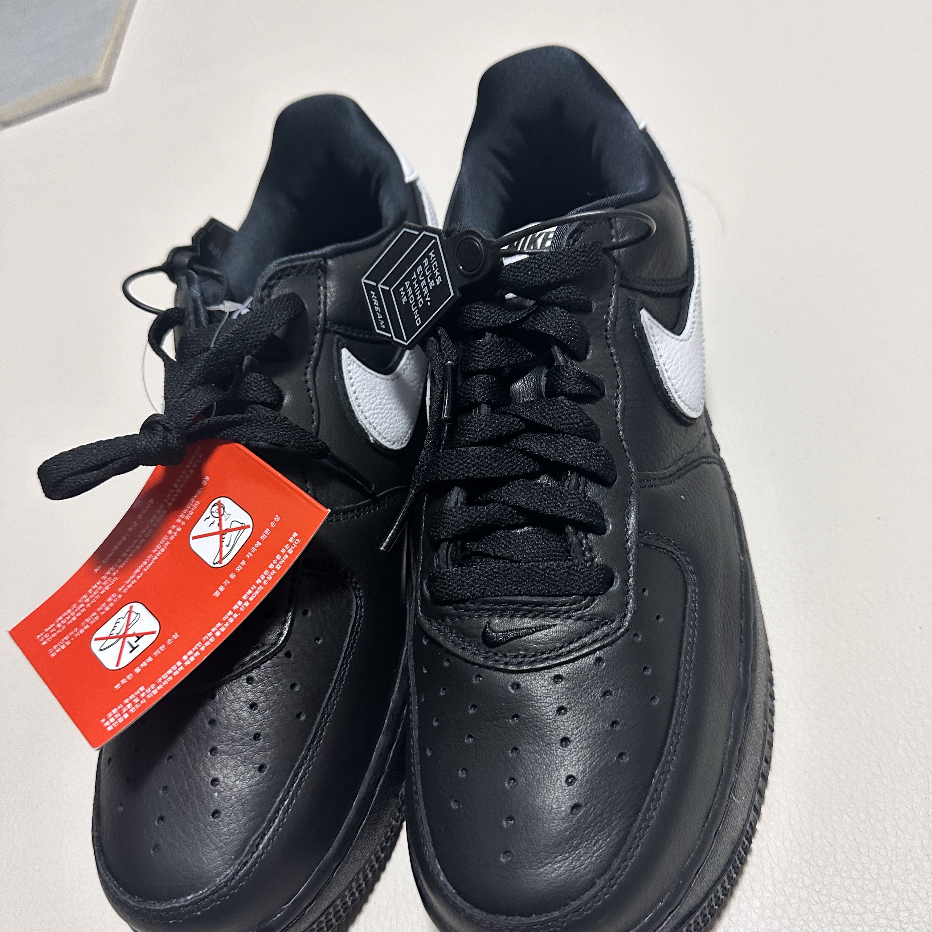 Nike Air Force 1 Low QS Black White 착용 스타일 - 4