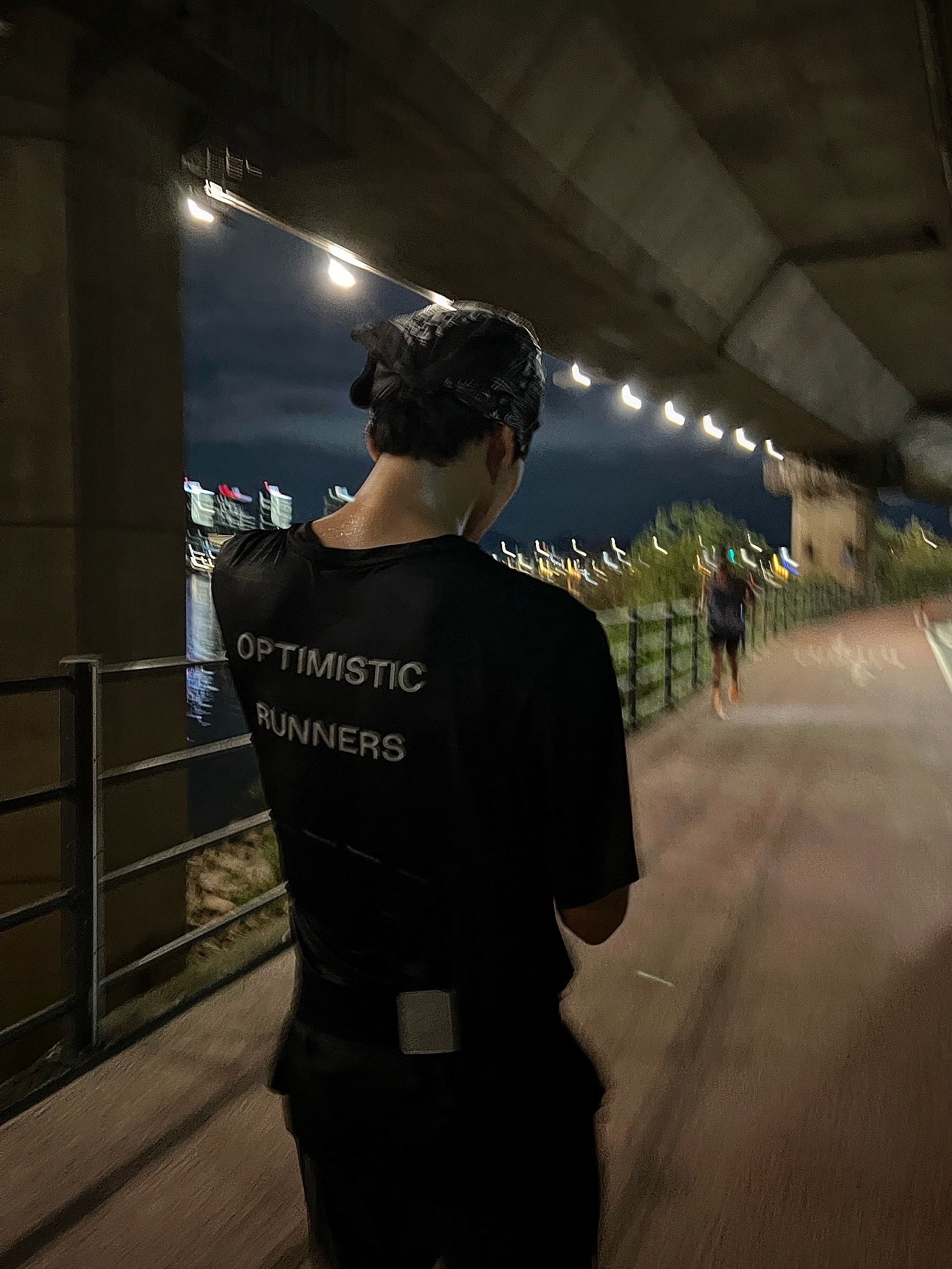 Optimistic Runners Started In Berlin T-Shirt Black, Satisfy Techsilk 8 Inch Shorts Black Silk 착용 스타일 - 1