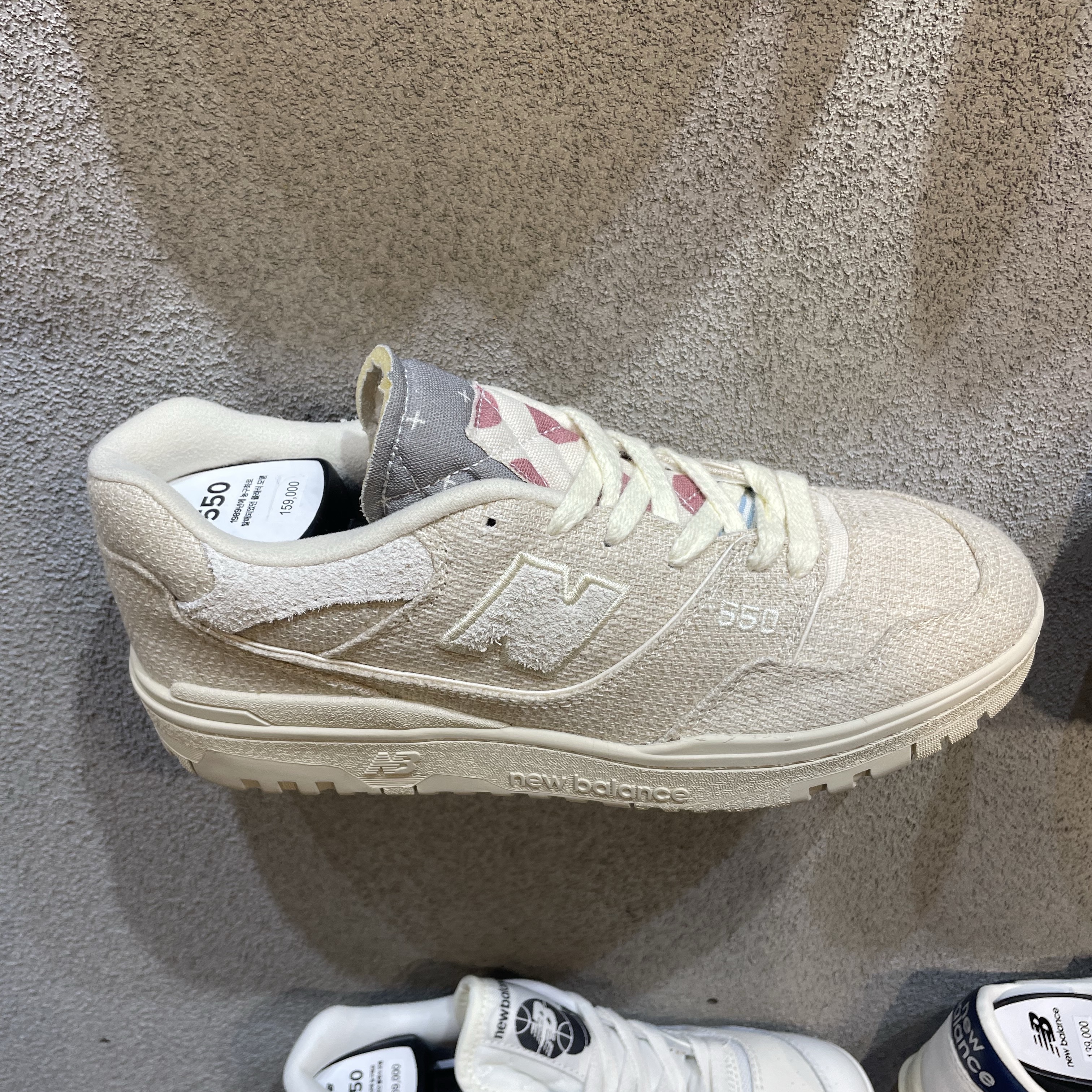 New Balance 550 Linen Crimson - 2E Wide 착용 스타일