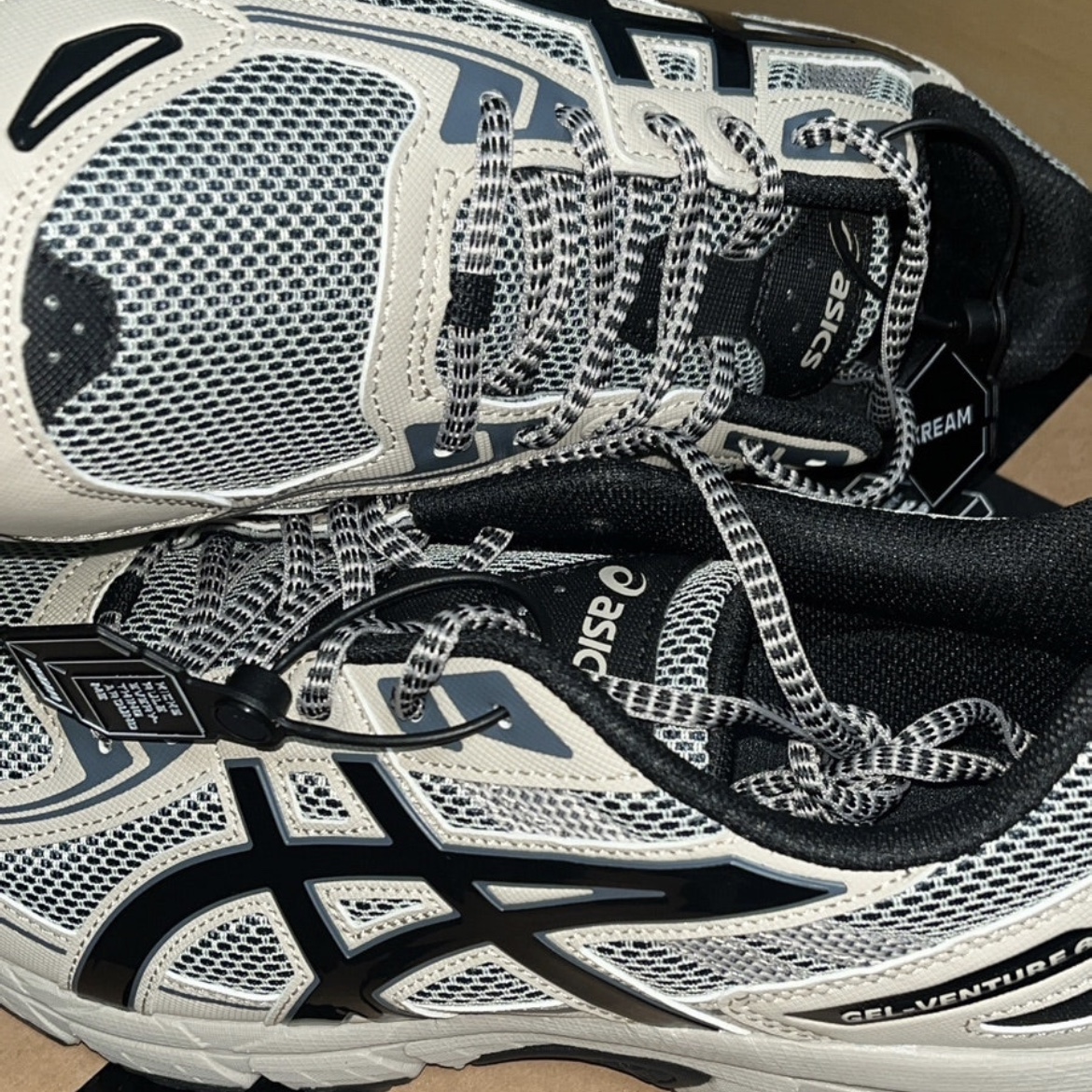 Asics Gel-Venture 6 Feather Grey Black 착용 스타일