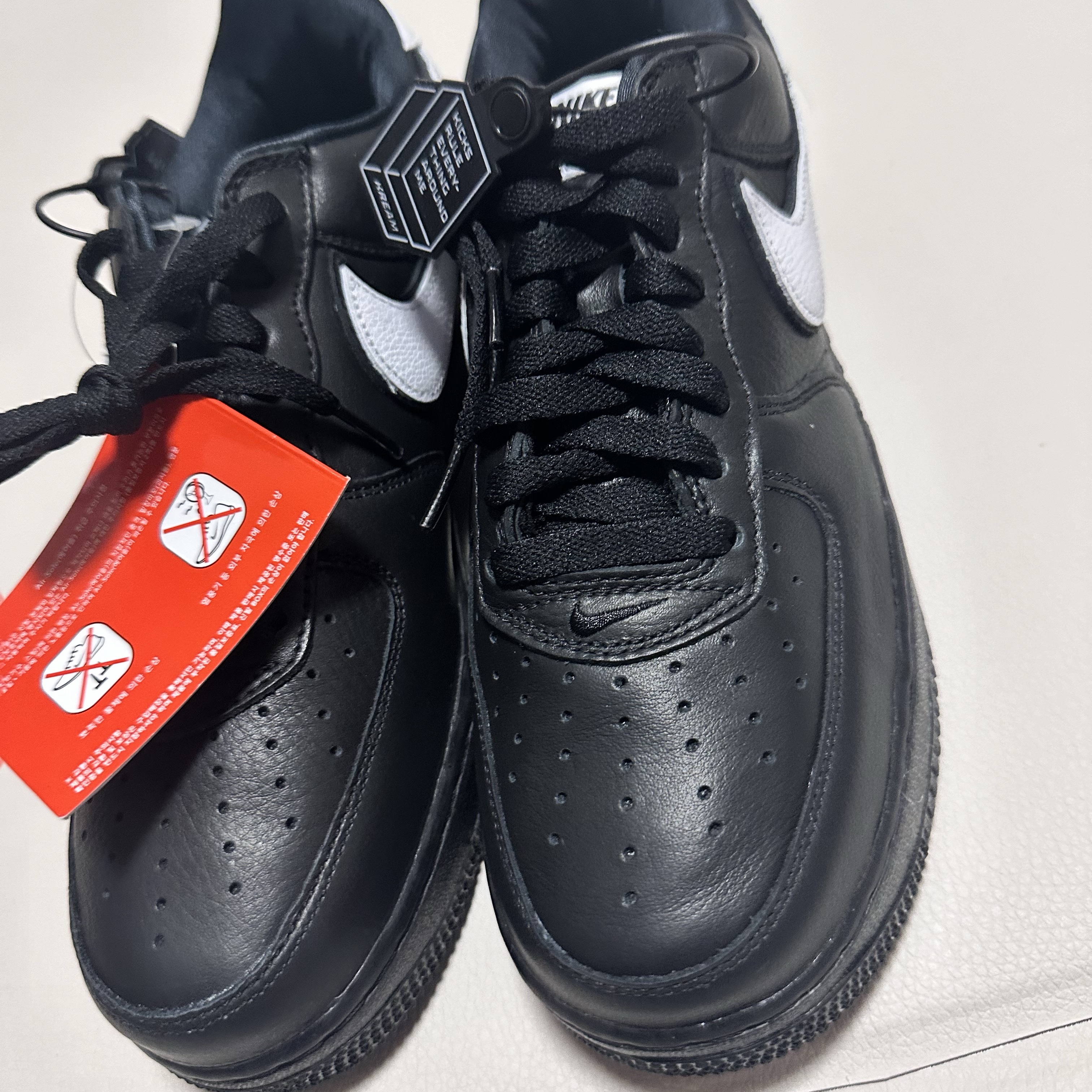 Nike Air Force 1 Low QS Black White 착용 스타일 - 2