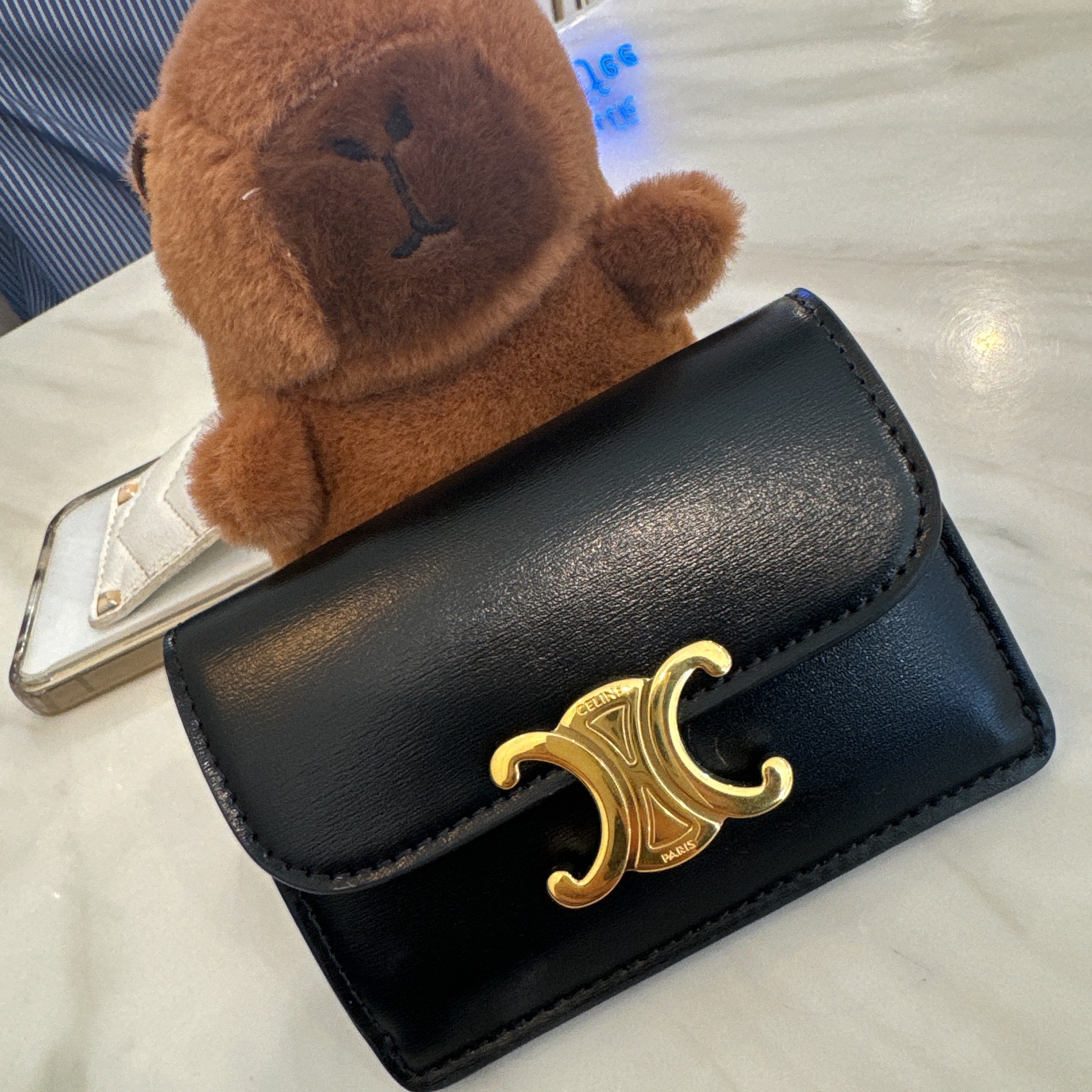 Celine Card Holder with Flap in Shiny Calfskin Black 착용 스타일