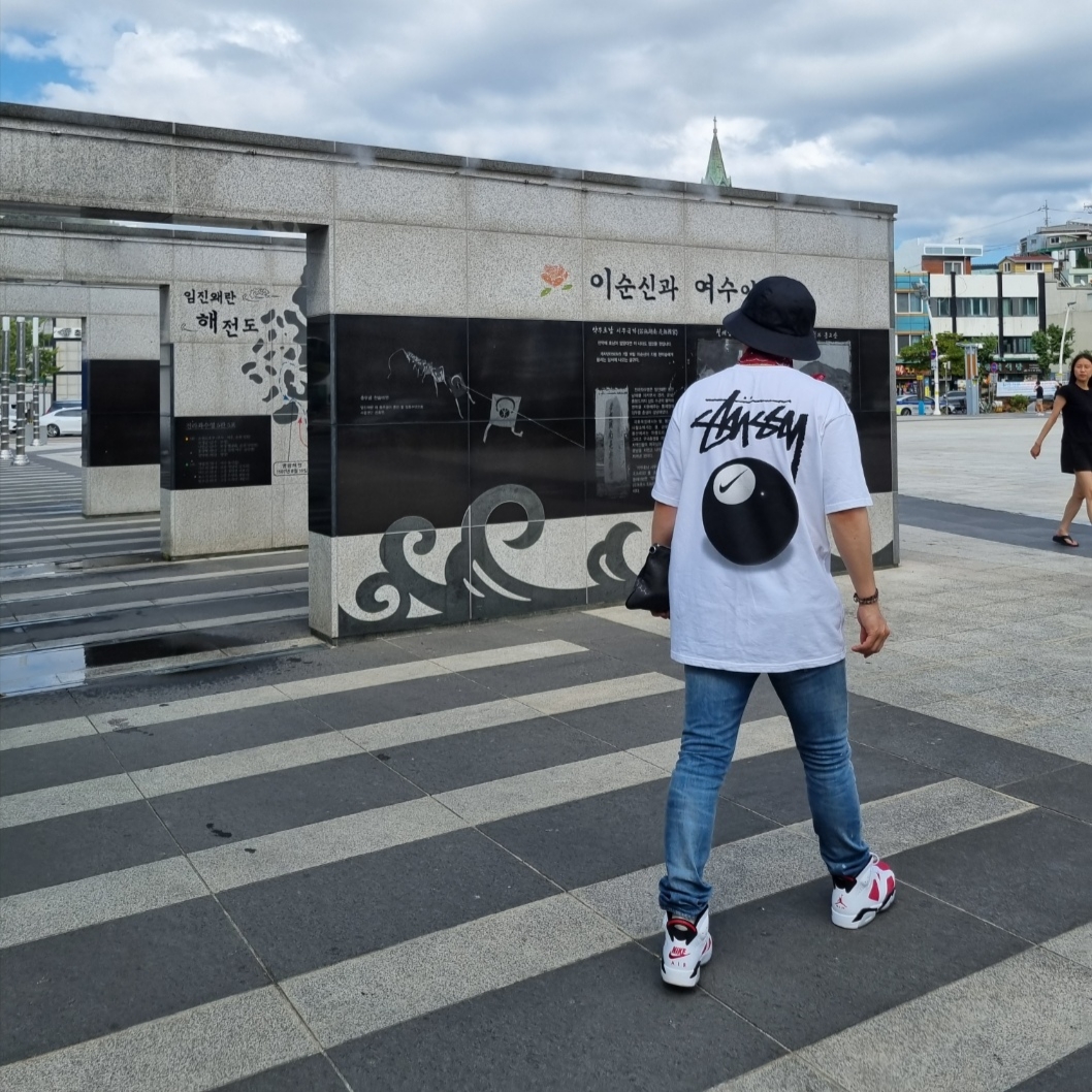 Nike x Stussy NRG FL SS 8 Ball T-Shirt White (DO9322-100), Jordan 6 Retro Carmine 2014 착용 스타일 - 1
