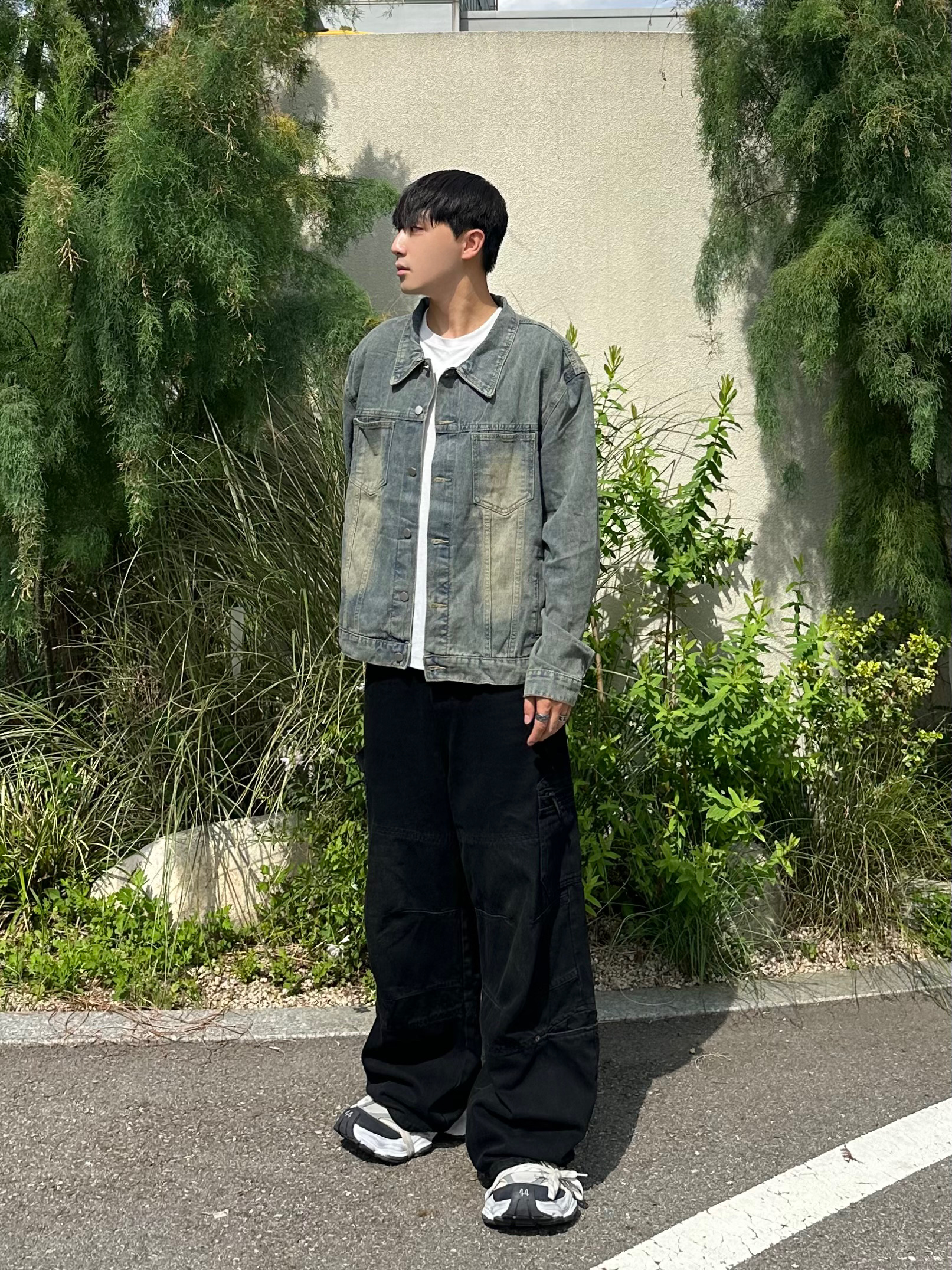 Balenciaga Cargo Sneakers White Grey 착용 스타일 - 1