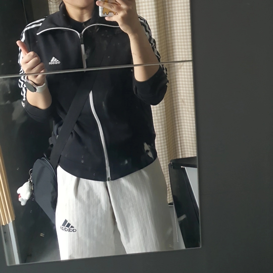 Adidas Essentials Duffle Bag Black 착용 스타일 - 1