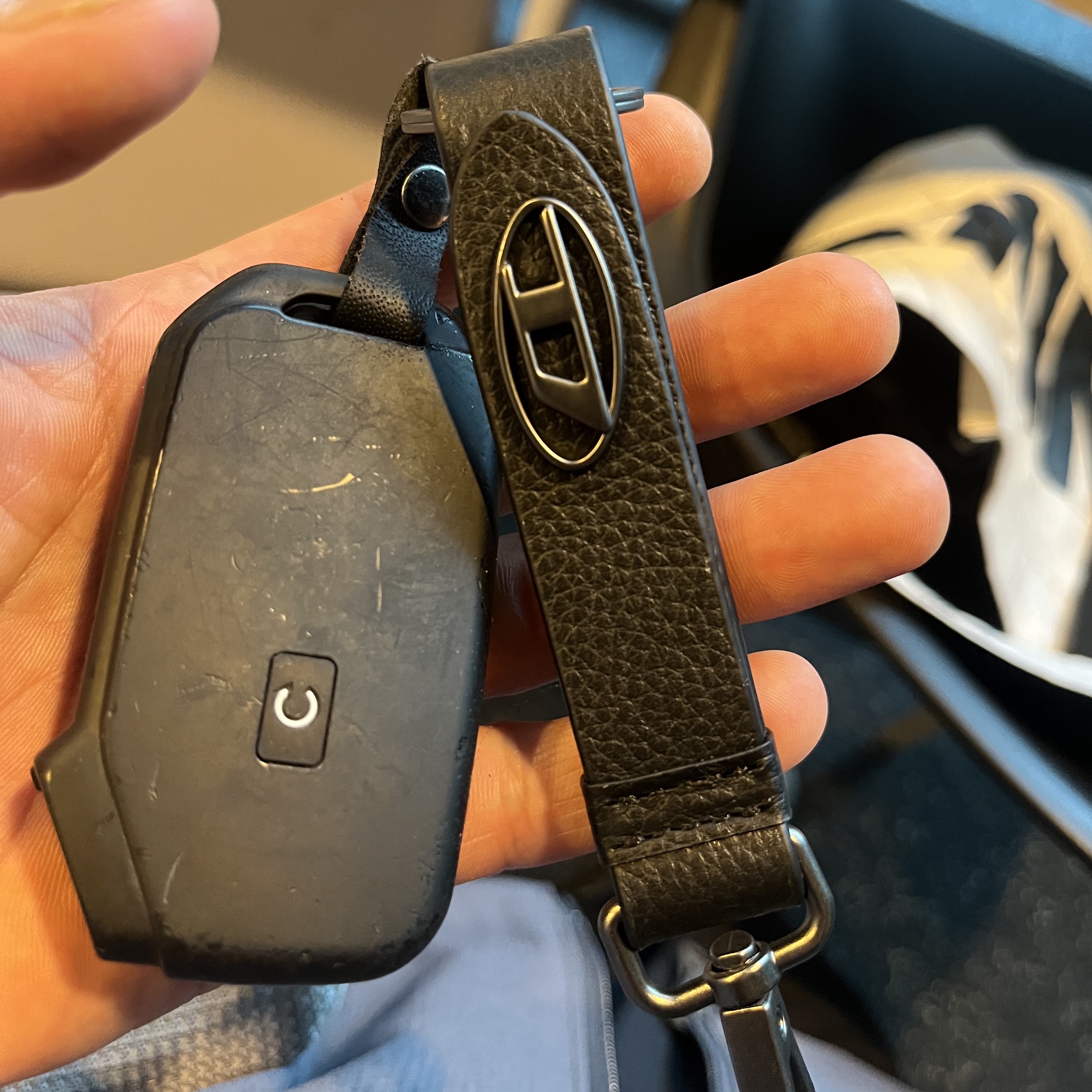 Diesel Keyring in Textured Leather Black 착용 스타일