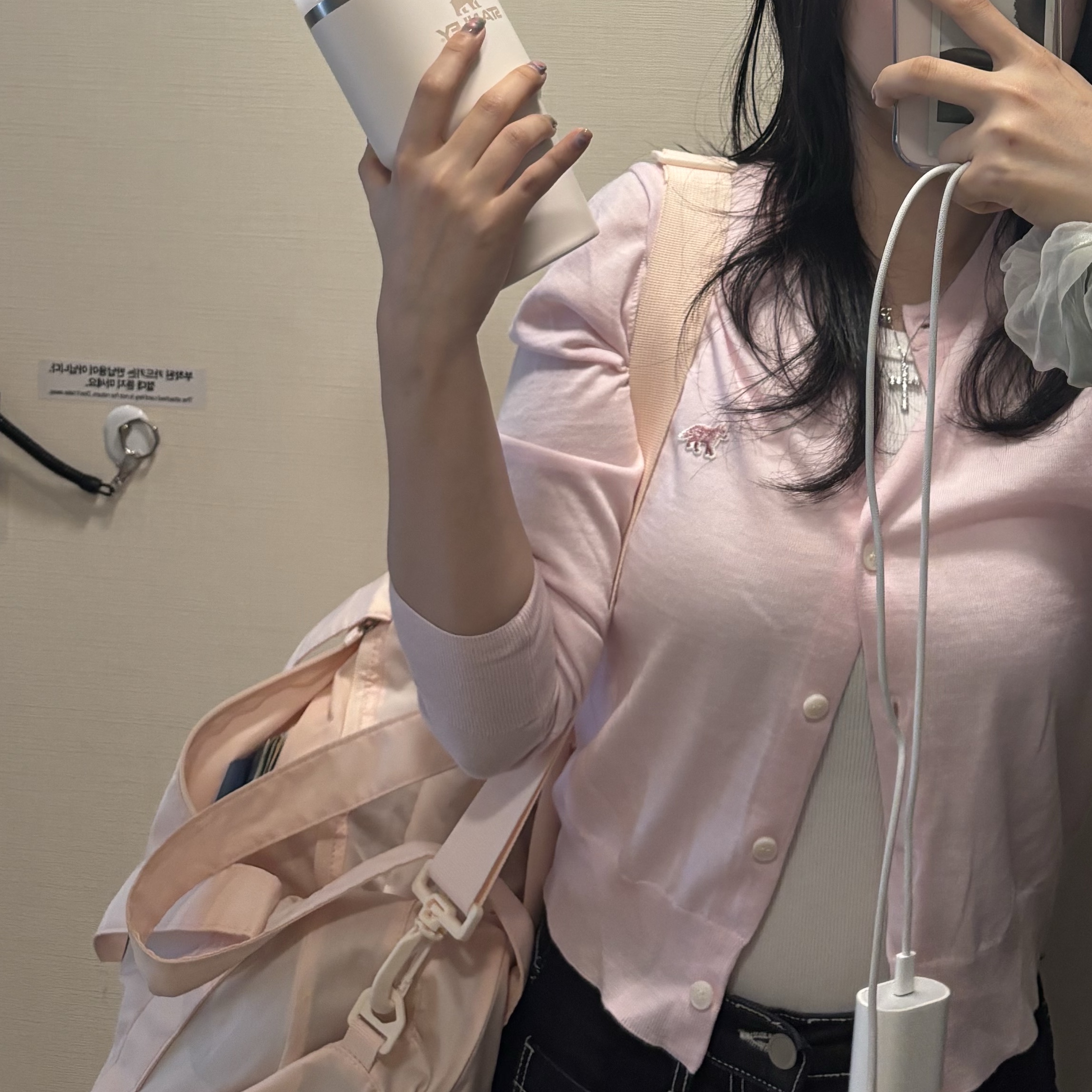(W) Maison Kitsune Baby Fox Patch Regular Cardigan Pale Pink 착용 스타일