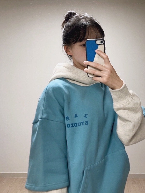 IAB Studio x Delicious in Dungeon Marcille Layerd Hoodie Blue 착용 스타일 - 1