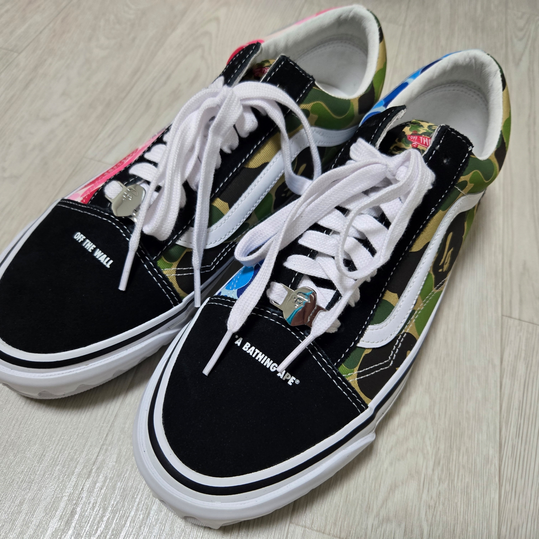 Jordan 1 x Trophy Room Retro Low OG SP Sail Varsity Red, Vans x BAPE Old Skool TB LX Black 착용 스타일 - 2