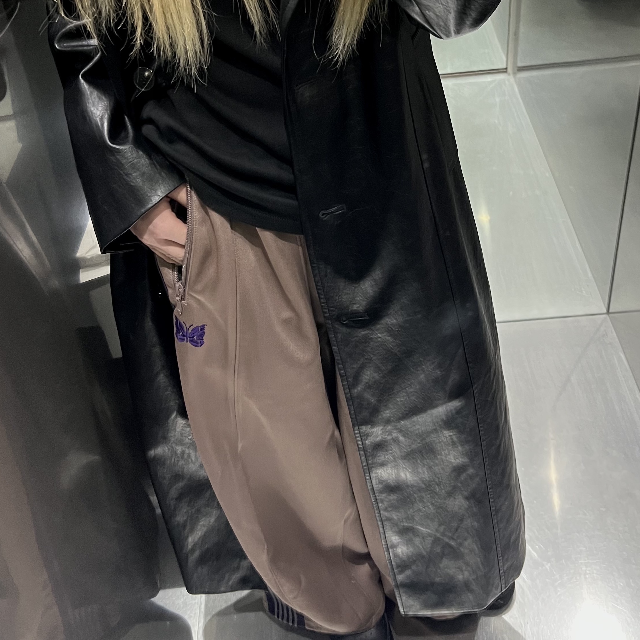 Needles H.D. Track Pants Poly Smooth Taupe 착용 스타일 - 2